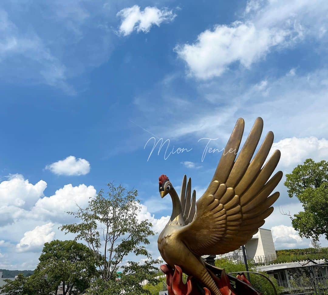 天玲美音のインスタグラム：「火の鳥🪽 空とのコラボ☁️  #手塚治虫 #手塚治虫記念館 #青空 #雲 #火の鳥 #羽 #羽根 #兵庫県 #宝塚市 #宝塚 #美音の撮る世界  8/22(火)「天玲美音 あの日、あの時、あの場所で」  🪄今日は、世界的冒険家 植村直己さんが、人類史上初となるグリーンランド単独行に成功した日です  世界最高峰のエベレストはじめ、それぞれの大陸最高峰の単独行に成功しているのです！！ 本当にすごいですよね✨  つづきはラジオで📻💚  ハイライト【ラジオ①】から  #佐野元春 #ワイルドハーツ #冒険者たち」