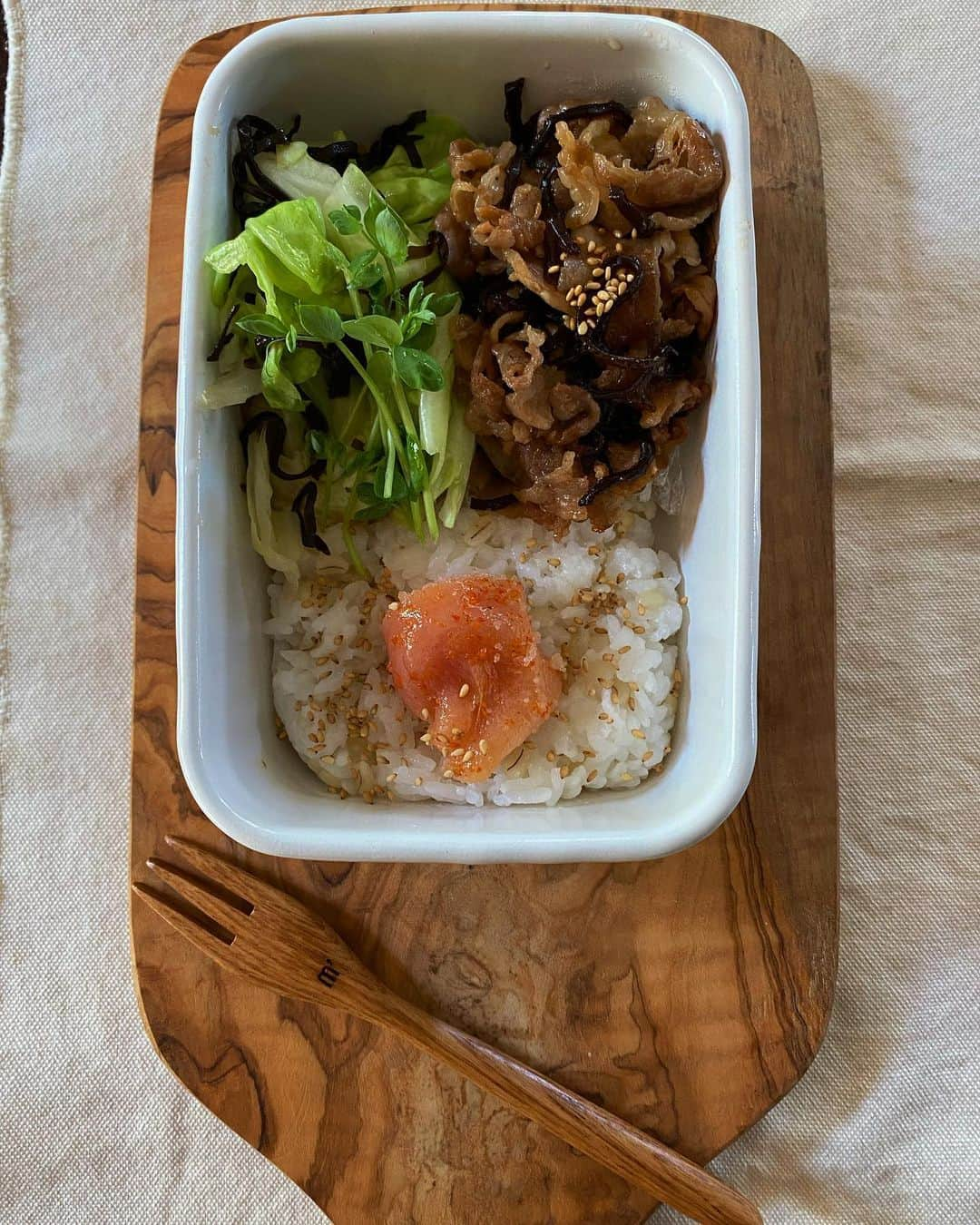 aomojiのインスタグラム：「今日の弁当  きくらげとしゃぶしゃぶ用ロース肉の甘辛酢炒め キャベツと豆苗の塩昆布和え もち麦入りご飯に明太子のせ  休みの夕方ちらり1人ドライブ 雨まじりで好きな風景 近くの豆腐屋さんで豆乳ソフト食べて カフェでは☕️コーヒーを頂き リフレッシュ😅  よくお邪魔するところ😅 雰囲気が大好きなところ😅  #お弁当 #弁当#野田琺瑯 #夏弁当#ログハウス #カフェ#ドライブ #福島県#岳温泉#ボナンザ#とうふやまめきち #リフレッシュ#森カフェ#ひとりどらいぶ」