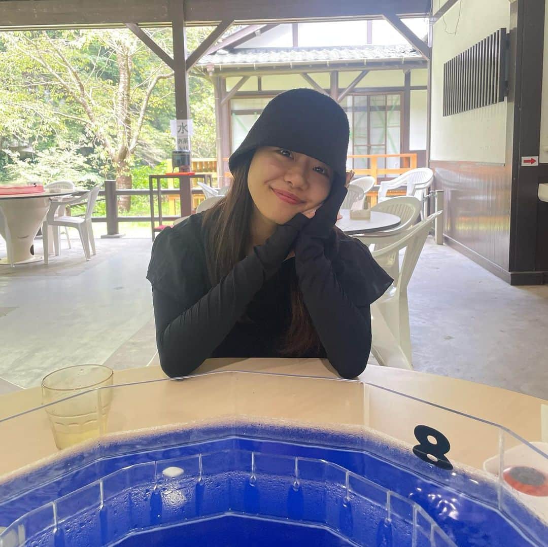亀田姫月のインスタグラム：「自然の中でそうめん流し! 目の前に滝があってマイナスイオン凄すぎて髪の毛うねったww 夏らしい事できて満足!!」