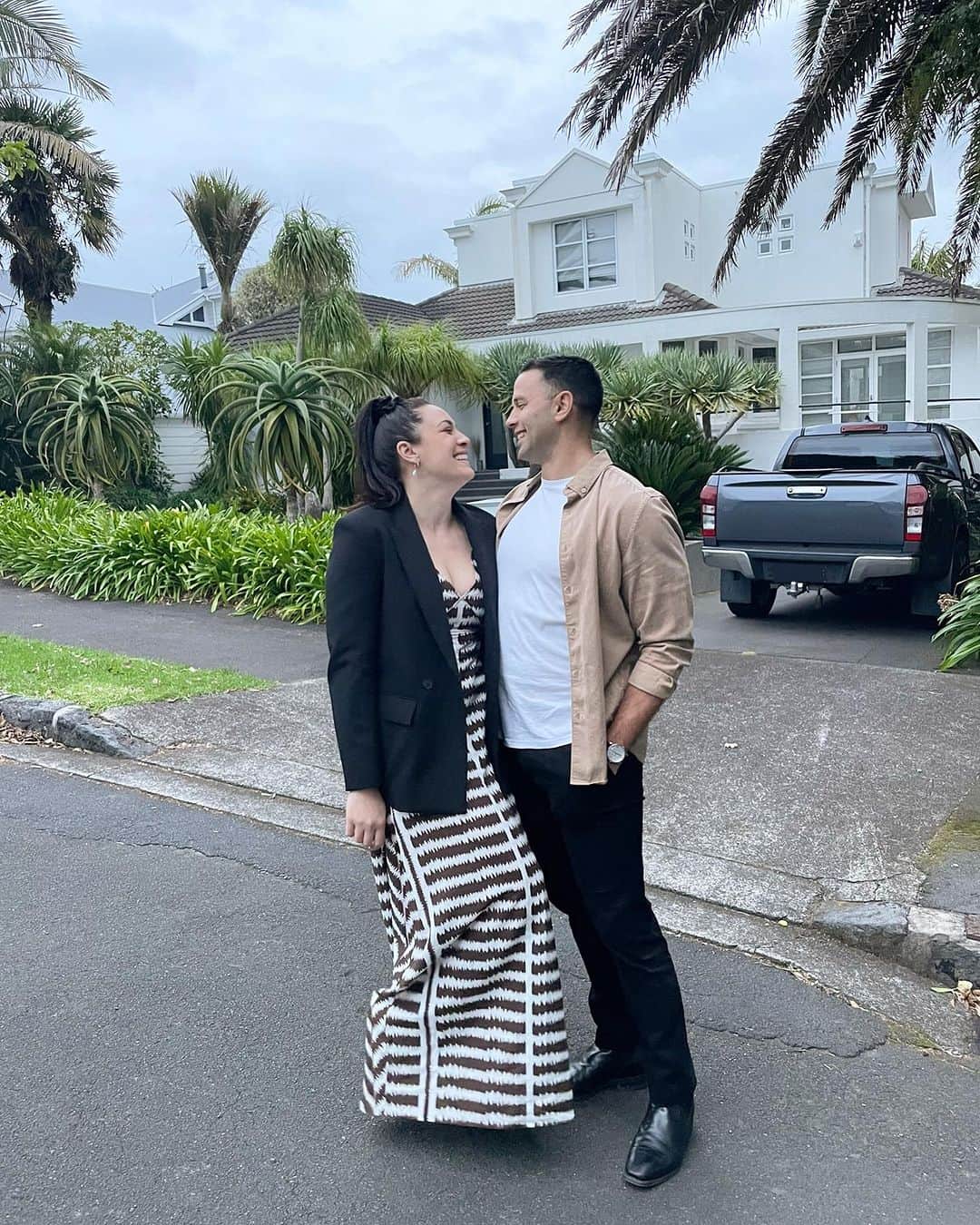 Sophie Pascoeのインスタグラム：「Happy Birthday to my amazing husband and bestfriend @rddsamson. 🥳 So lucky to forever have you by my side, I absolutely love doing life with you! Love you! 🤍  Side note: not our house but thanks for the great back drop! 😅」