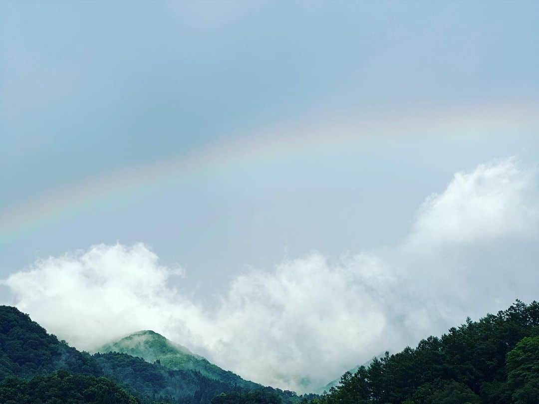 釈由美子さんのインスタグラム写真 - (釈由美子Instagram)「白馬駅から虹🌈が見えました！  実はこの写真は 今日撮ったものではなくて  8月初旬に家族旅行で来た時の写真です☺️  夏休み🌻に遊びに行ったばかりなのに、また白馬に呼ばれたなんて嬉しすぎます😆✨  今回のロケでは、私のお気に入りスポットをご紹介しているので 情報解禁されたら、またお知らせしますね🙋‍♀️  #長野 #白馬 #虹🌈」8月23日 14時42分 - yumikoshaku