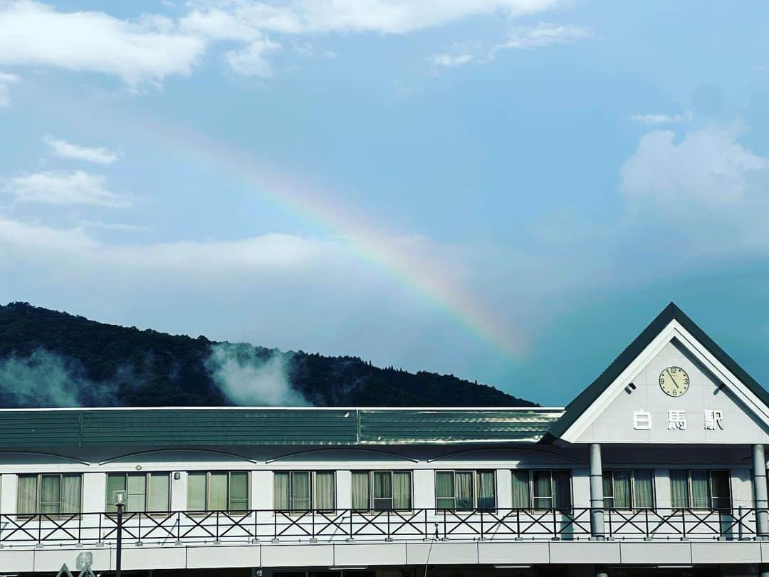 釈由美子のインスタグラム：「白馬駅から虹🌈が見えました！  実はこの写真は 今日撮ったものではなくて  8月初旬に家族旅行で来た時の写真です☺️  夏休み🌻に遊びに行ったばかりなのに、また白馬に呼ばれたなんて嬉しすぎます😆✨  今回のロケでは、私のお気に入りスポットをご紹介しているので 情報解禁されたら、またお知らせしますね🙋‍♀️  #長野 #白馬 #虹🌈」