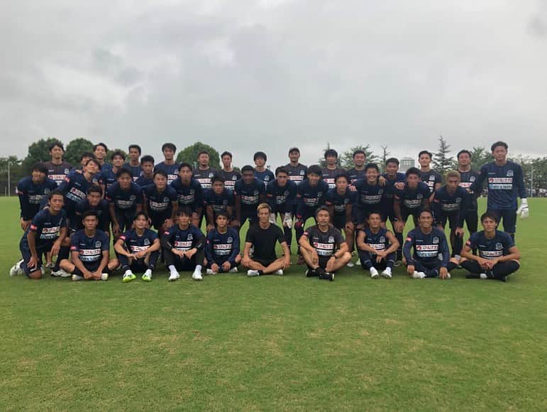 カマタマーレ讃岐のインスタグラム：「Training⚽️三豊市緑ヶ丘 #本田圭佑 選手 練習参加2日目  練習前には、講義をしてもらいました。視座を高く様々なことに目を向けて、大きな目標を持ち、クレバーに。選手・スタッフ一同、大いに刺激を受けました。  本田選手、2日間ありがとうございました‼️  #カマタマーレ讃岐 #ALLFORSANUKI」