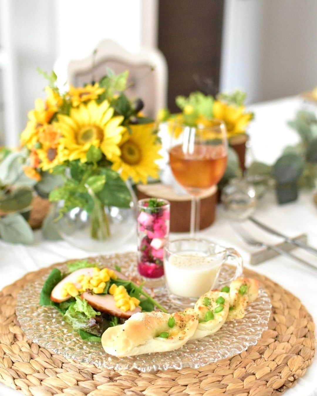 ゆうりちゃんのインスタグラム：「今回は 「チーズと枝豆パン」の 夏パンレッスンへ🥯✨  暑い毎日にぴったりな ペッパーの香りがピリッと 食欲をそそる🥴  お友達と一緒に プライベートレッスン して頂きました💕  ふんわり柔らかいパン生地に 枝豆のぷりっとした食感と ペッパーの香りがgood😮‍💨👍🏻  元気が出る美味しいパンが 出来上がりました❣️  @angeaile.ange 先生いつも楽しいレッスンを ありがとうございます💕  #パン#パン教室#大人の習い事 #빵#빵교실#요리교실#레슨」