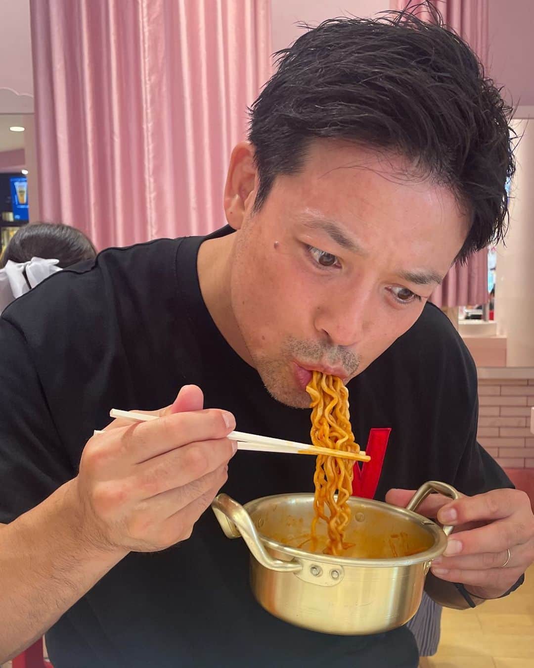 潮崎豪のインスタグラム：「. つかの間の🍜  #チーズブルダック #noah_ghc」
