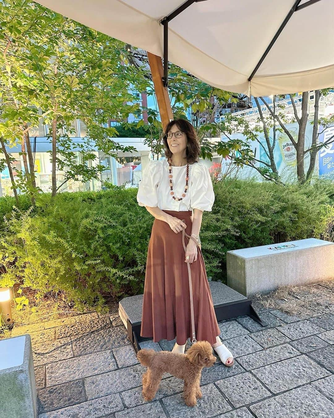 柏木由紀子さんのインスタグラム写真 - (柏木由紀子Instagram)「お散歩の投稿で 身につけていたネックレスは、ずいぶん前になりますが手作りしたものです。 ウッドビーズやクリアのパーツなどを組み合わせました。 娘のお友達にリクエストいただき似たものを制作したこともあるんですよ😊 少し存在感のあるネックレスがあると、コーディネートがピリッとしまる気がします🙆‍♀️  #柏木由紀子ファッションクローゼット 好評発売中！ #楽天ブックスファッション部門1位獲得 #発売前重版 #坂本九音楽事務所 #坂本九 #坂本九柏木由紀子 #シニアファッション #シニア世代のファッション番長 #75歳 #70代コーディネート #60代コーディネート #50代コーディネート #柏木マダム #カシワギマダム #由紀子巻き #60代ヘアスタイル」8月23日 15時03分 - yukiko_kashiwagi