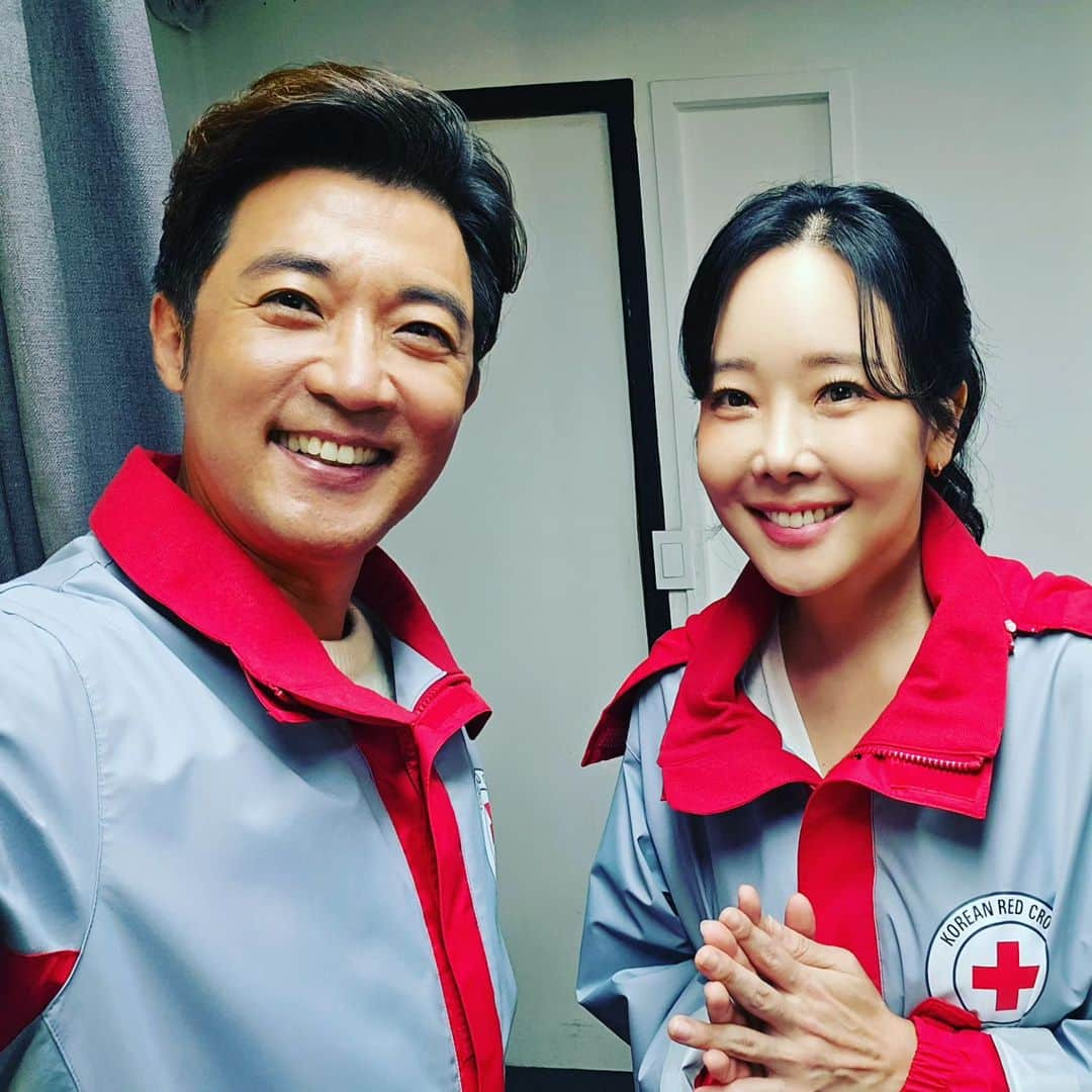 アン・ジェウクのインスタグラム：「#대한적십자사#홍보#촬영#홍보대사# 소유진  간만에 소여사랑~~~^^」