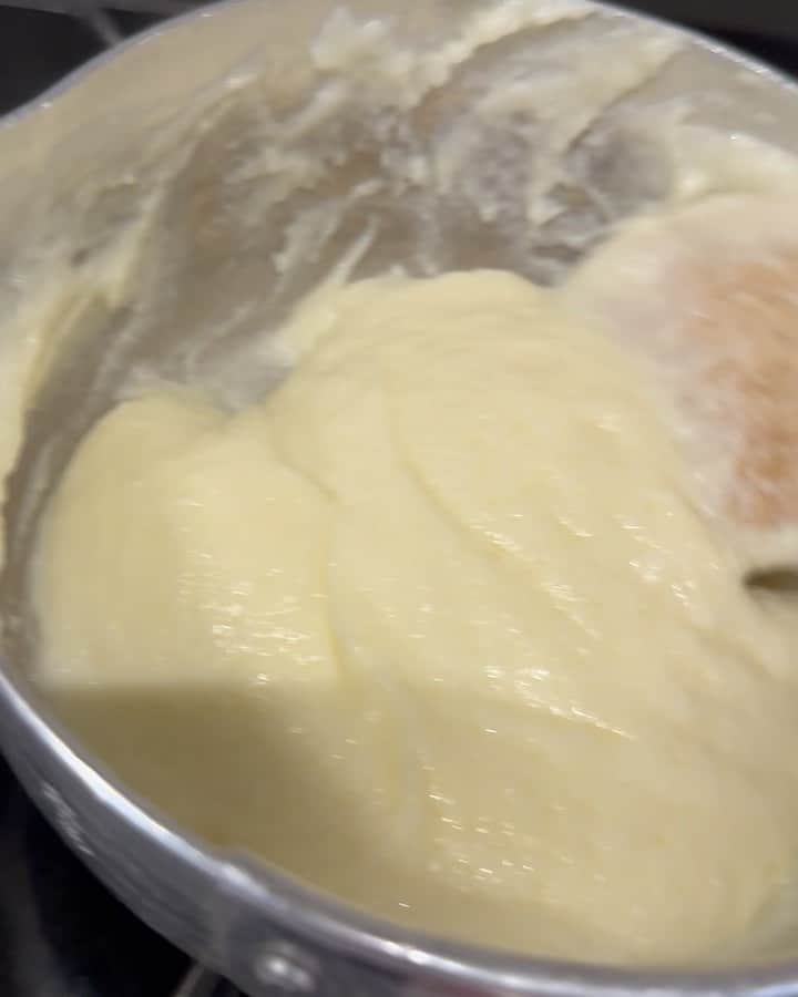 のインスタグラム：「♡  地味な話しですが、、、  昨日は鶏肉とマカロニのグラタンを作りましたよ。  土井先生のレシピでホワイトソースを作ったんですが、とても良い！  意外と簡単に出来ました👍  ただ、牛乳が半分の量しかなかったので、 次回はちゃんとレシピ通りの量で作ってみたい。  とろとろっとなって ふわふわってなって なんだかとっても美味しかった☺️  完成写真がないのが残念😂  #鶏肉とマカロニのグラタン  #土井善晴レシピ  #ホワイトソース #これはいい #完成写真撮り忘れ」