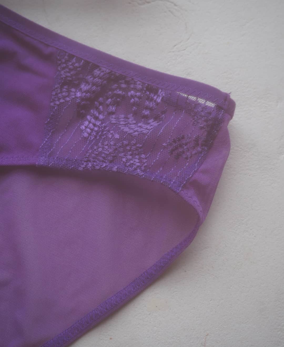 レジャビーのインスタグラム：「FRAÎCHEUR ET MODERNITÉ ​​​​​​​​​Optez pour notre nouveau coloris Cosmic, un ultraviolet vif et profond. - FRESH AND MODERN Choose our new Cosmic colour, a deep and vivid ultraviolet.   #MaisonLejaby #Lingerie #Underwear #Corseterie #WomanMaisonLejaby #LingerieHeritage #SavoirFaire #FrenchKnowHow」