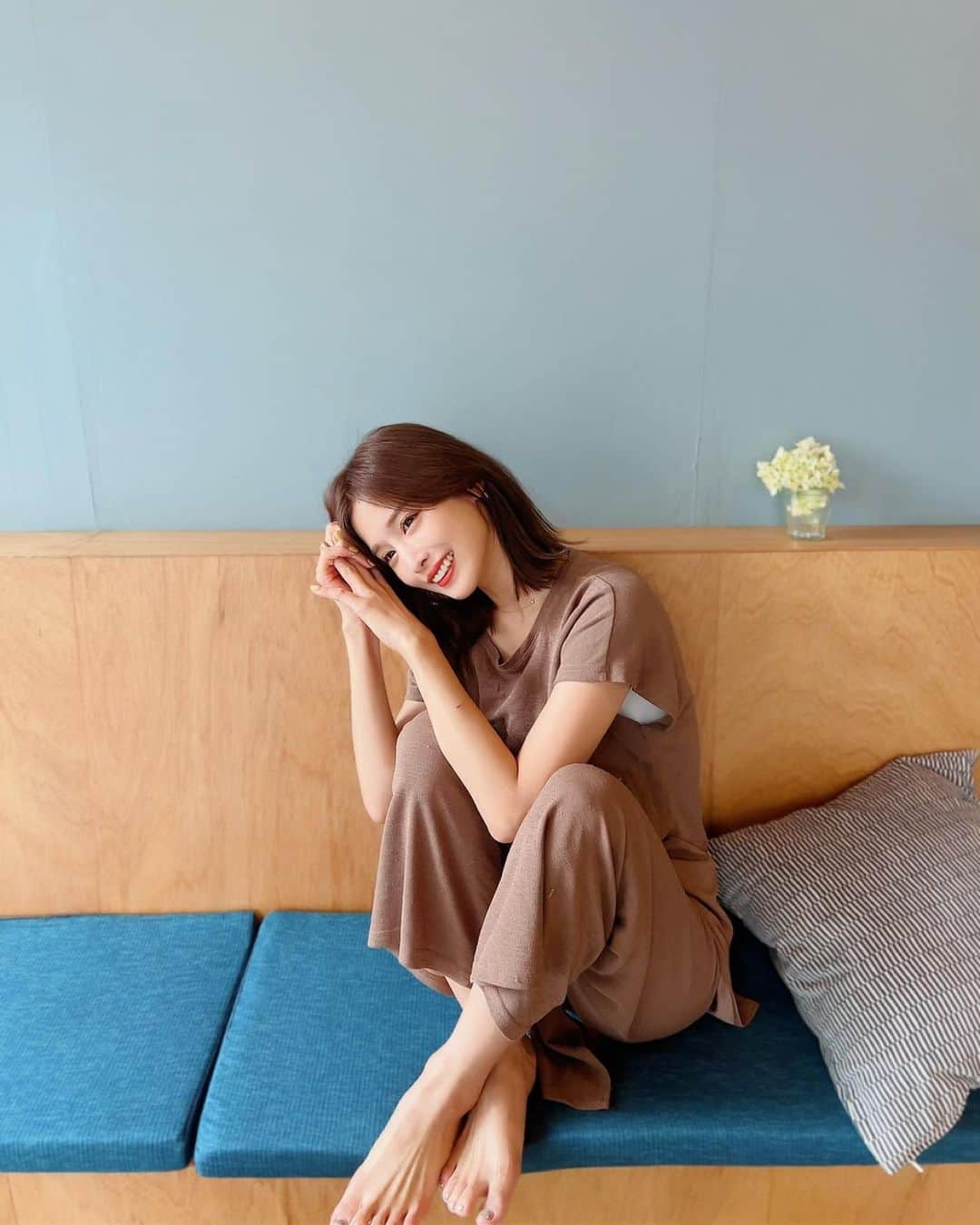 益田アンナのインスタグラム：「楽しかった撮影📷🍎  髪色期間限定で明るくしようかな〜！ この時のダークトーンも肌の色が明るく見えて好きすぎた！  ひでさん@hideto_piece201 カラー💐 いつもありがとうございます✌️  #piece201#中目黒#イエベ秋カラー#ロブ」