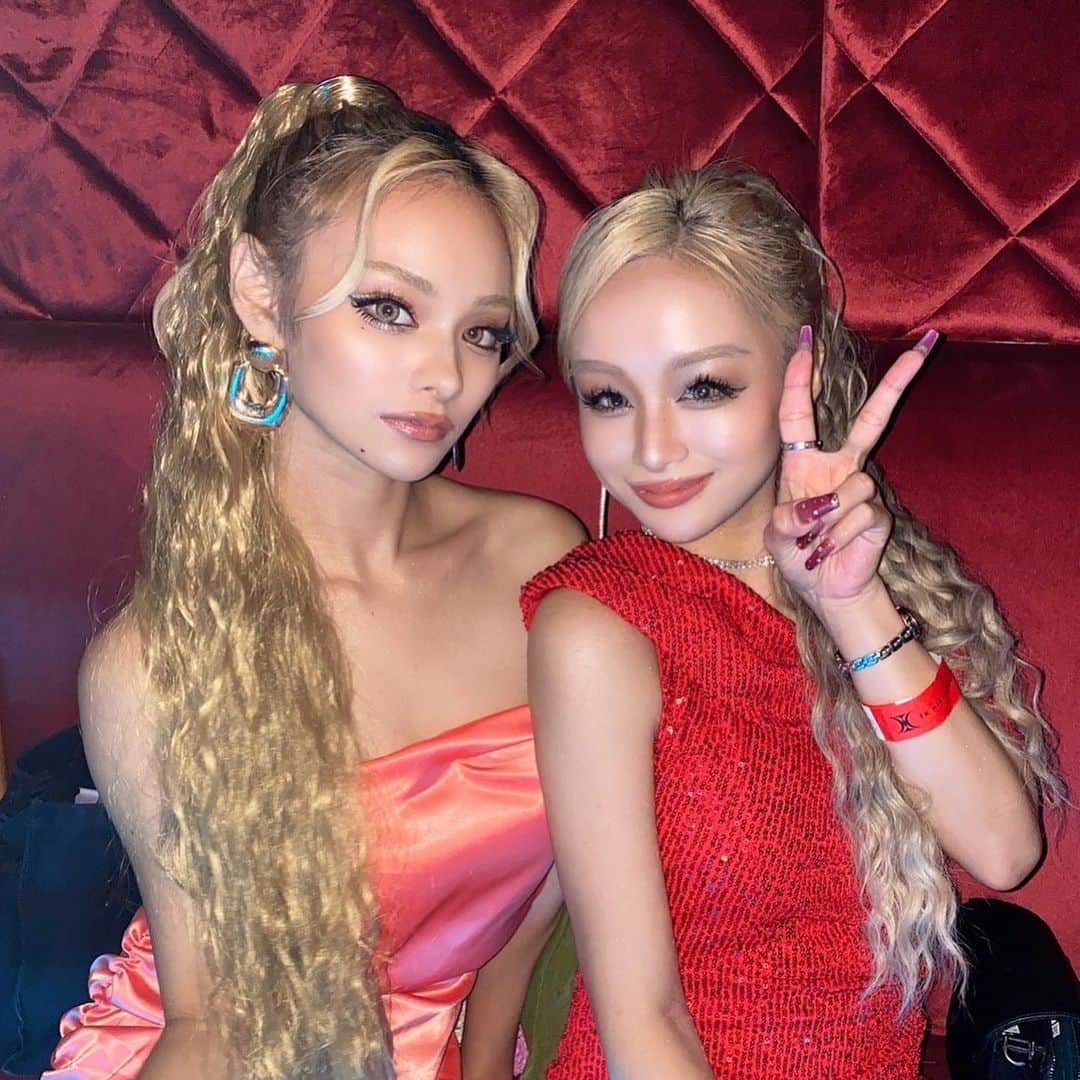 nutsのインスタグラム：「today's nuts shot🥜 @maaaami79  @km_323_   nutsnightのオフショット✨  #nuts #gal #gyaru #ギャル #姉ギャル」