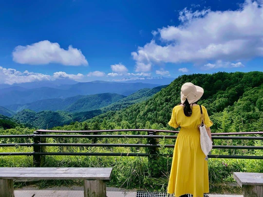 まみむめもちおのインスタグラム：「美ヶ原夏行くのにおすすめ 安曇野もおすすめ いい所。  夏休み2日目は安曇野 水が綺麗で美味しい。  わさびがツーンとして悶絶した  お気に入りの黄色のワンピース 年に1回は着たい  そして夏休みの写真まだまだあります🫨 すぐ投稿すぐの忘れちゃう😂 夏休みの食生活により日に日にむくんでく様子をご覧くださいまし(強制)   #大王わさび農場  #本わさび飯  #安曇野  #美ヶ原高原  #まみむめもちおの夏休み」