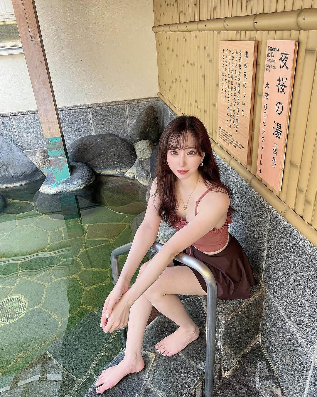 のインスタグラム：「こんな水着姿を投稿するのは 本当にレアです👈🏻  ※特別な許可を得て水着で温泉♨️入ってます。  いけちゃんとのんびりした日✌🏻💞 ありがとうね☺︎✌🏻 @ikechan716 thx💋  #温泉 #♨️」
