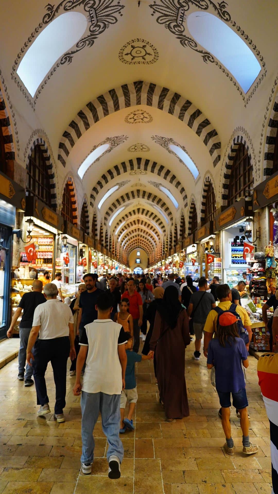 新田朝子のインスタグラム：「📍Egyptian Bazaar, Istanbul  #turkey #türkiye #istanbul #market #istanbultravelers  #トルコ #イスタンブール #海外旅行好きな人と繋がりたい #海外在住 #中東在住」