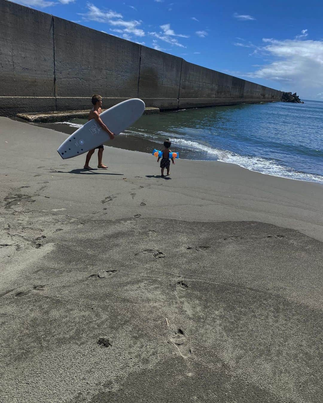 堀舞紀さんのインスタグラム写真 - (堀舞紀Instagram)「🏄🏿👶🏻♡  #et_O #１歳11ヶ月   2人目って全部1回目と違いすぎて😂 オモシロイの。  お喋り上手で こないだなんて "パピの赤いブーブ🚘オッキー！"  (って言った後チラッと横見て)  "マミの車…ちっちゃ！！"  😑。  ちょっ！！ ほっといてよ！！ww  ザ！男の子! なのか、唇は何回切ったか分からないし🤦🏽‍♀️ サーフィンも大好きみたい。  海に行くとき とかカッコつけて私に ハイタッチしながら見とけよ😎 みたいな顔していくから 笑っちゃう。  インドアなネーネとは 真逆ね🙃本当に百人十色。  そんなet.ももーすぐ２歳🥹  赤ちゃんなのになー 信じられない😗〜💕  #子育て記録 #5歳差育児 #6歳差育児」8月23日 15時28分 - mainohori