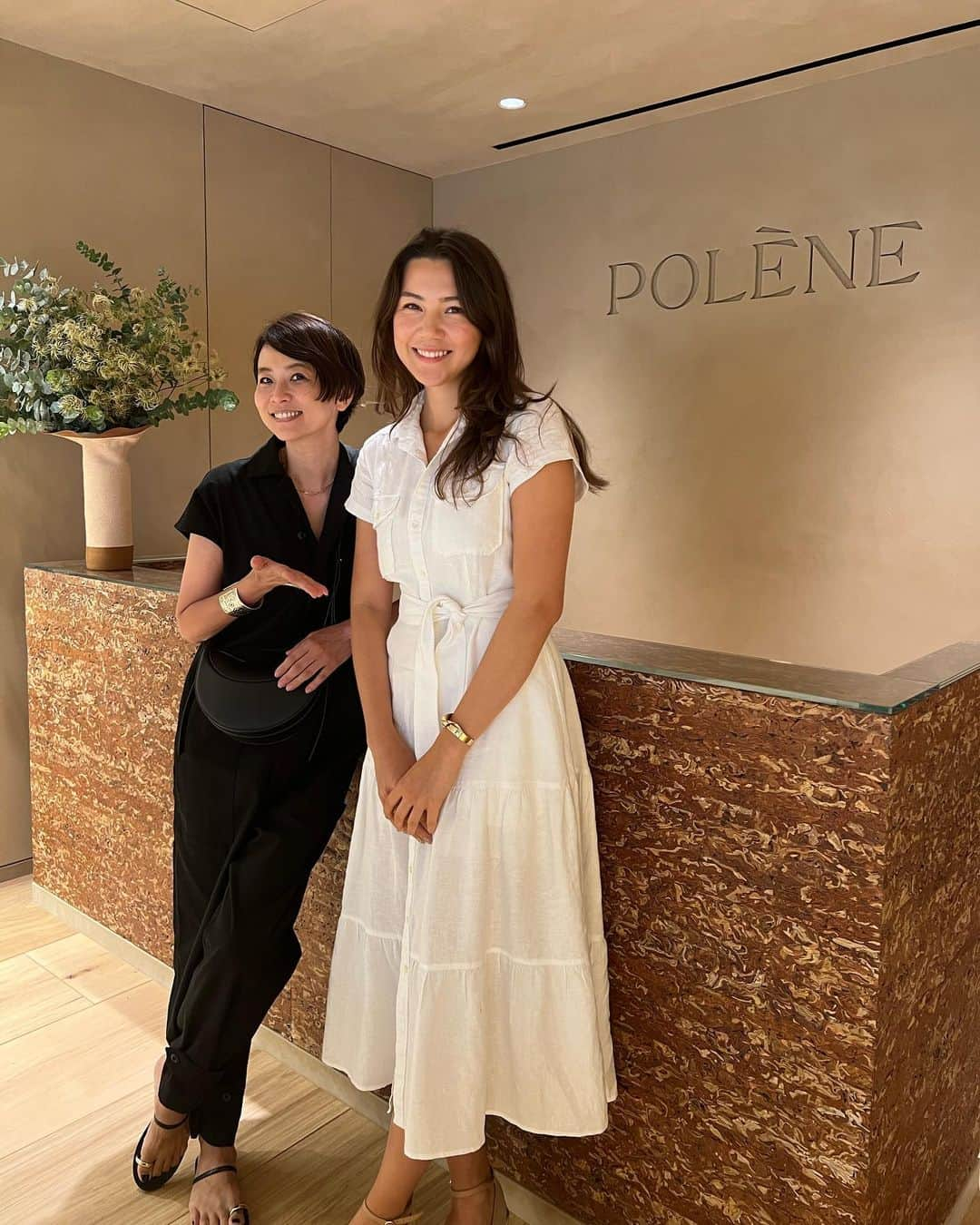 五明祐子のインスタグラム：「以前パリのお店にもお邪魔した　POLÈNE @polene_paris 待望の日本店舗が9月1日東京青山にオープンします👏 ひと足お先にポレーヌPRのジュリちゃんにショップをご案内いただきました☺️💙 東京店は店舗什器に漆が使われていたり、黒がアクセントカラーになっていたりと、パリ店と比べると全体的にシックな雰囲気。 ジュリちゃんおすすめのCymeは軽くて収納力もバッチリで。これいい👀❗️  #polene#バッグ#レザーバッグ#驚くほど軽い😳」