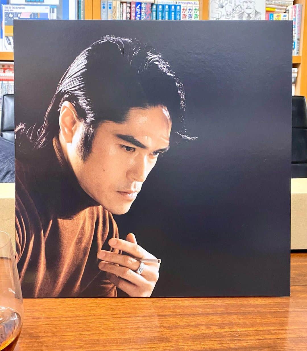 江口寿史のインスタグラム：「博多で買ってきた、New Jeansの音楽プロデューサーも務めるトラックメイカー、250(イオゴン)の1stアルバム。韓国大衆歌謡のポンチャックを基調にしたテクノなんだけど、なにより昭和の演歌レコードかと見紛うジャケが渋過ぎ🤣」