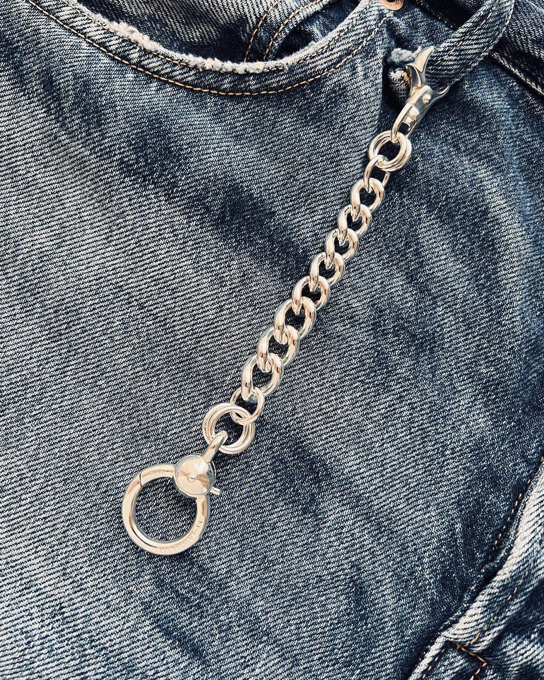 アーカーのインスタグラム：「Round Curb Chain Key chain Available at fivethirtypark.com  #530park #fivethirtypark  #mensjewelry #unisexjewelry  #unisex #GenderNeutralJewelry #jewelry #finejewelry  #silverandgold #ファイブサーティパーク #ユニセックスジュエリー」