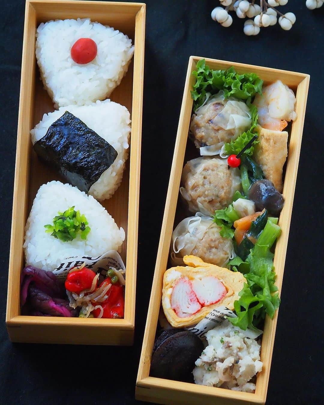 コウタ ＆ *Ryo*のインスタグラム：「・ 2023.8.23 Wed  こんにちは😊 Ryoです。  ・  ・  🍽Today’s lunch🍽  *さんかく🍙 *焼売 *小松菜と厚揚げの炒め物 *カニカマ玉子 *オイルサーディンのポテサラ *椎茸うま煮  ・  仕事、初めての病欠。 あっ！骨折の時は休んだけどね。  久しぶりの発熱。 必死で熱下げてるんやけど また上がってきたな.........。  大人しくしときます🙇‍♂️  ・  #わっぱdeごはん#wappadegohann #曲げわっぱ #お弁当 #お弁当おかず #わっぱ弁当 #エルグルメ #ロカリ #私のおいしい写真 #マカロニメイト  #フーディーテーブル  #オベンタグラム #おうちごはんlover #Japanesefood  #obento_diary_jp #onthetable #oben365 #delicious #lunchbox #lin_stagrammer #igersjp  #飯盒 #도시락 #집밥」