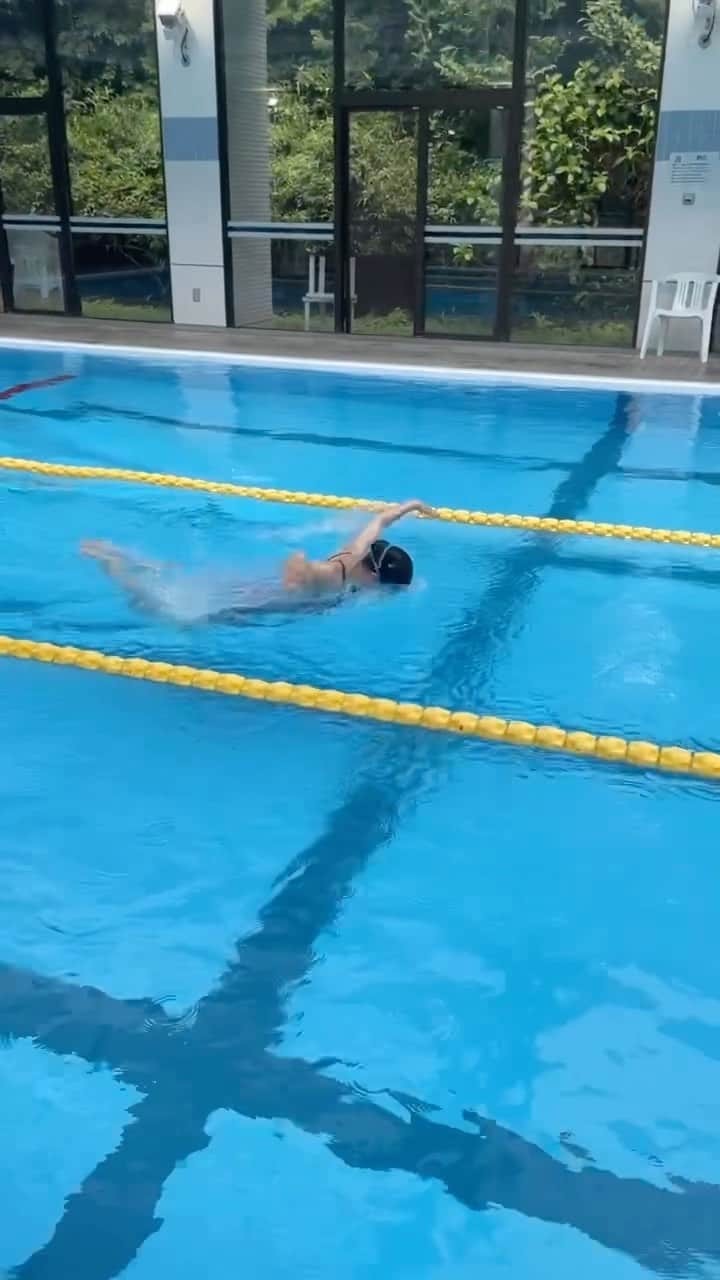 香月ハルのインスタグラム：「香月魚子🏊🏊‍♀️ プール気持ちええんよ バタフライしてる人なんていないんよ」