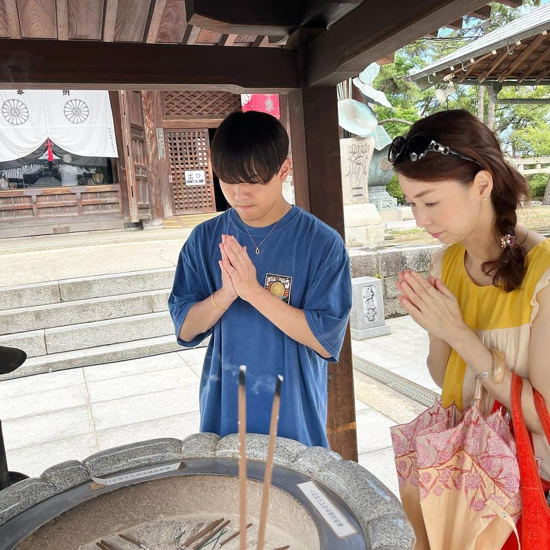 荒生暁子さんのインスタグラム写真 - (荒生暁子Instagram)「息子が帰省したので 四国へお詣り旅  今年度は受験生 色々神頼みしないと…  785段の金比羅宮は 途中から膝がガクガク 息子が手を貸してくれました 嬉しいけれど ほぼ介護です〜  到着すると ご褒美のような瀬戸内の景色が 広がります  真言宗の弘法大師が お生まれになった善通寺へも 立ち寄って  ローカルうどん食べて 夏休み終了！ お盆明けから また忙しい日々が始まります  #金比羅山 #金比羅宮 #金比羅山参拝 #善通寺 #大学6年生 #受験生」8月23日 15時33分 - akikoarao0904