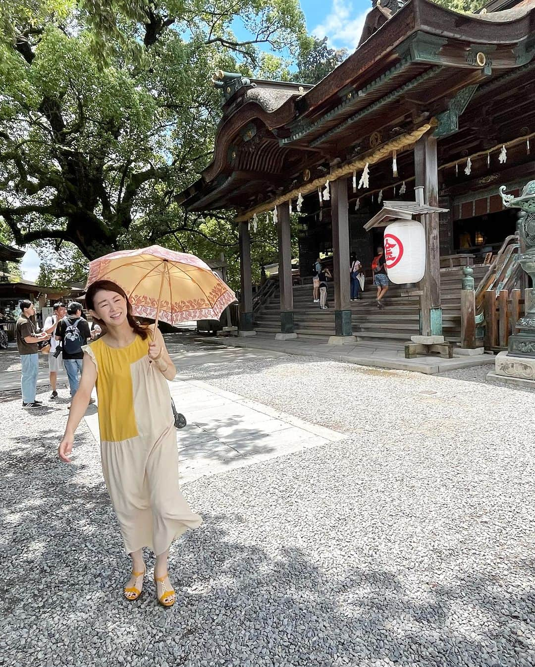 荒生暁子さんのインスタグラム写真 - (荒生暁子Instagram)「息子が帰省したので 四国へお詣り旅  今年度は受験生 色々神頼みしないと…  785段の金比羅宮は 途中から膝がガクガク 息子が手を貸してくれました 嬉しいけれど ほぼ介護です〜  到着すると ご褒美のような瀬戸内の景色が 広がります  真言宗の弘法大師が お生まれになった善通寺へも 立ち寄って  ローカルうどん食べて 夏休み終了！ お盆明けから また忙しい日々が始まります  #金比羅山 #金比羅宮 #金比羅山参拝 #善通寺 #大学6年生 #受験生」8月23日 15時33分 - akikoarao0904