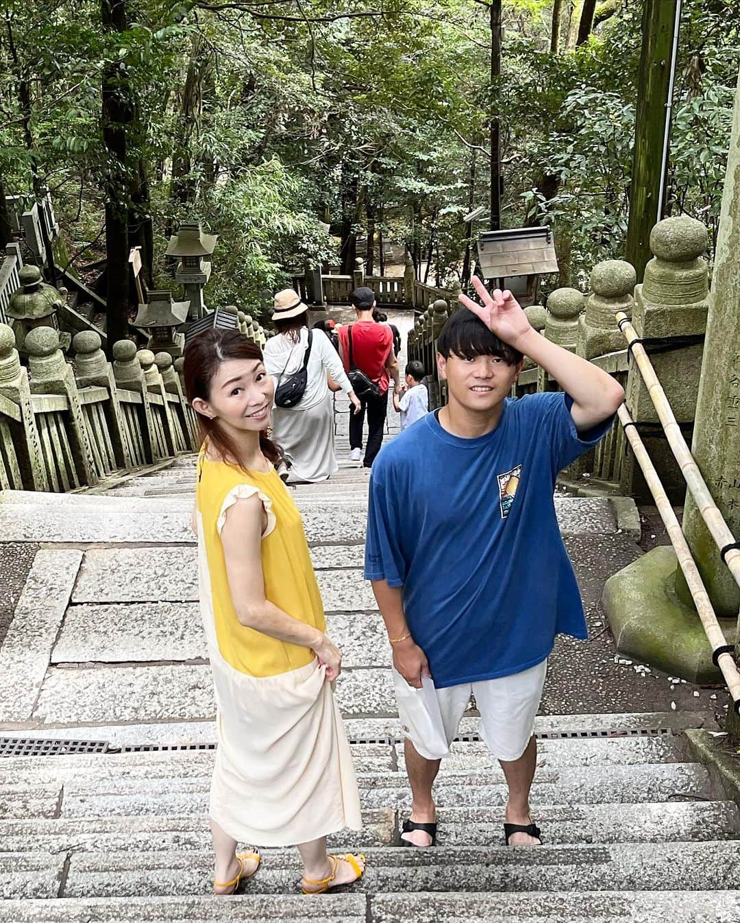 荒生暁子のインスタグラム：「息子が帰省したので 四国へお詣り旅  今年度は受験生 色々神頼みしないと…  785段の金比羅宮は 途中から膝がガクガク 息子が手を貸してくれました 嬉しいけれど ほぼ介護です〜  到着すると ご褒美のような瀬戸内の景色が 広がります  真言宗の弘法大師が お生まれになった善通寺へも 立ち寄って  ローカルうどん食べて 夏休み終了！ お盆明けから また忙しい日々が始まります  #金比羅山 #金比羅宮 #金比羅山参拝 #善通寺 #大学6年生 #受験生」