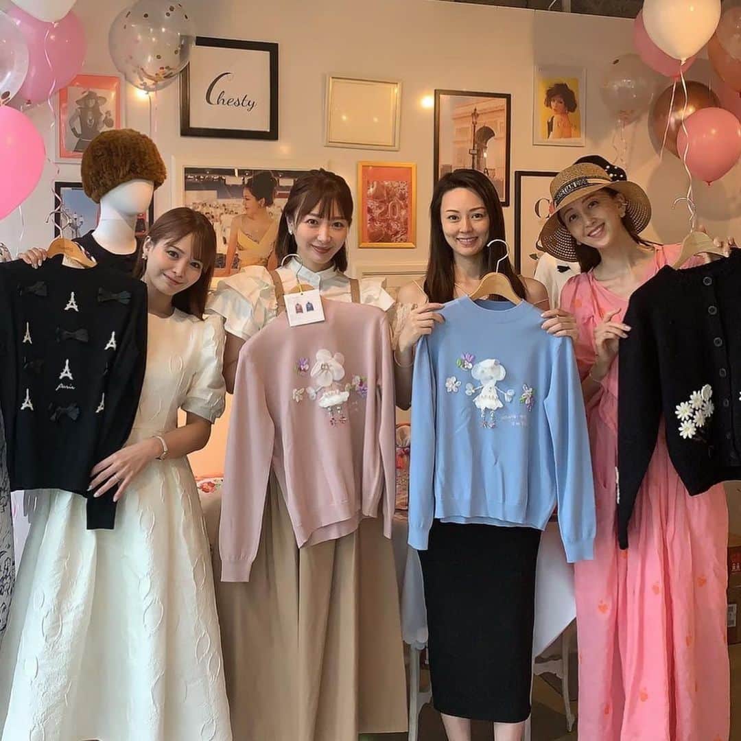 のインスタグラム：「@chesty_official  20th anniversary 😊👏✨  最近🎀りぼん🎀がついたお洋服や靴を選びがちで… この日もリボンがたくさんついたかわいいパーカーをオーダーしました🖤 届くのが楽しみです🥀  #aw  #展示会」