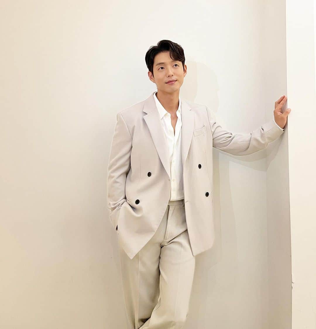 さんのインスタグラム写真 - (Instagram)「드디어 오늘!!!!!!! JTBC 이연애는 불가항력 !!!  좀있다 뵙겠습니다 🙇🏻‍♂️」8月23日 15時46分 - actor_hajun