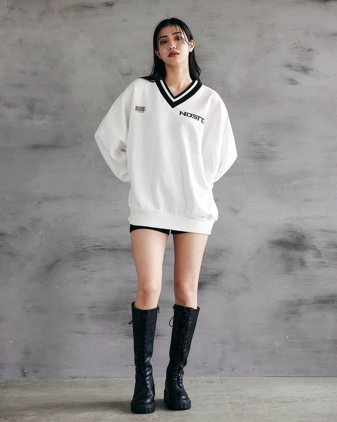 ENVYMのインスタグラム：「【𝐍𝐄𝐖 𝐀𝐑𝐑𝐈𝐕𝐀𝐋🩶】 ⁡ ✔︎︎︎︎VneckラインリブPO color/WHITE/GREEN/BLACK price/¥8,690 本日より発売中！ ⁡ ✔︎︎︎︎レースアップタンクソールブーツ price/¥14,080 8月24日入荷 ⁡ ---------------------------------------- ⁡ TGC出展決定✨️ ⁡ 第37回マイナビ東京ガールズコレクション2023AUTUMN/WINTER 開催日時：2023年9月2日（土）開場12:00,開演14:00,終演21:00（予定） ⁡ #ENVYM#2023AW」