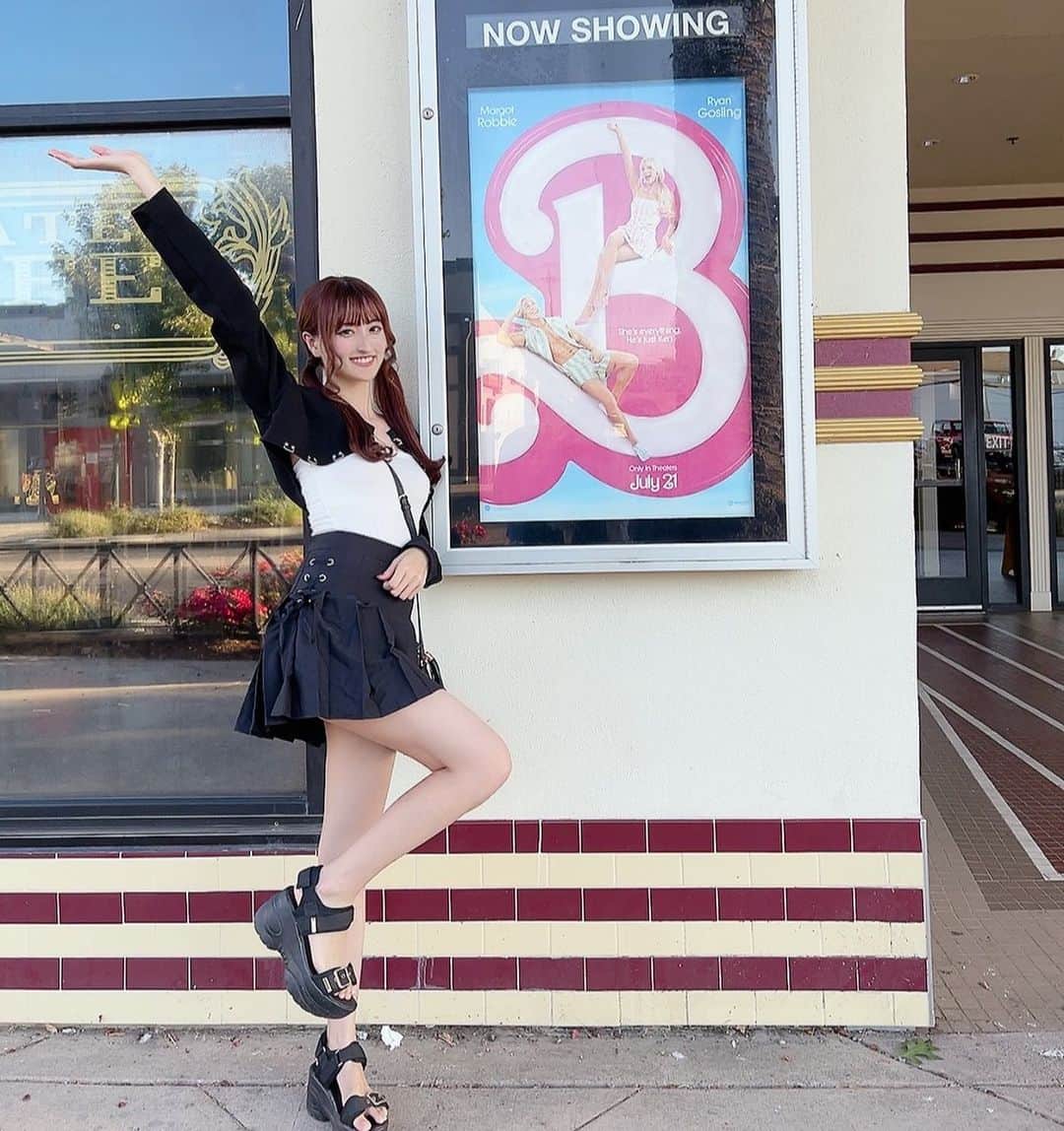 さあやさんのインスタグラム写真 - (さあやInstagram)「. Barbie💖👚🩷🎟️💒🎀🛍️👛 初アメリカの映画館は"Barbie"でした🐣世界観がめっちゃ可愛かったです🐈☺️ リクライニングできて、大きくてふかふかなソファでした🇺🇸 まるでお家で見てるみたいだった👀💖 . . .  🇰🇷 안녕하세요. 일본의 대학생의 사아야입니다. 춤을 추는 모델입니다. 팔로우 해주세요. . 🇨🇳 我是一名在日本的大学生。舞蹈家、模特。请关注我的sns。 . 🇺🇸 Hey. I'm a Japanese university student. But I live in America now. I came to here from japan in order to study abroad. Check out the dance videos and modeling posts. . . . #amerika#studyabroad#留学#留学生活#留学準備#留学生#留学日記#カリフォルニア#大学生#universe#Barbie#02#女子大生#インフルエンサー#ファッション#tiktok#sa#dance#dancechallenge#flf#fff#fyp#ootd#좋아요반사#패션#일본#좋아요환영#美脚#スタイル#ダイエット方法」8月24日 18時00分 - saya___endo