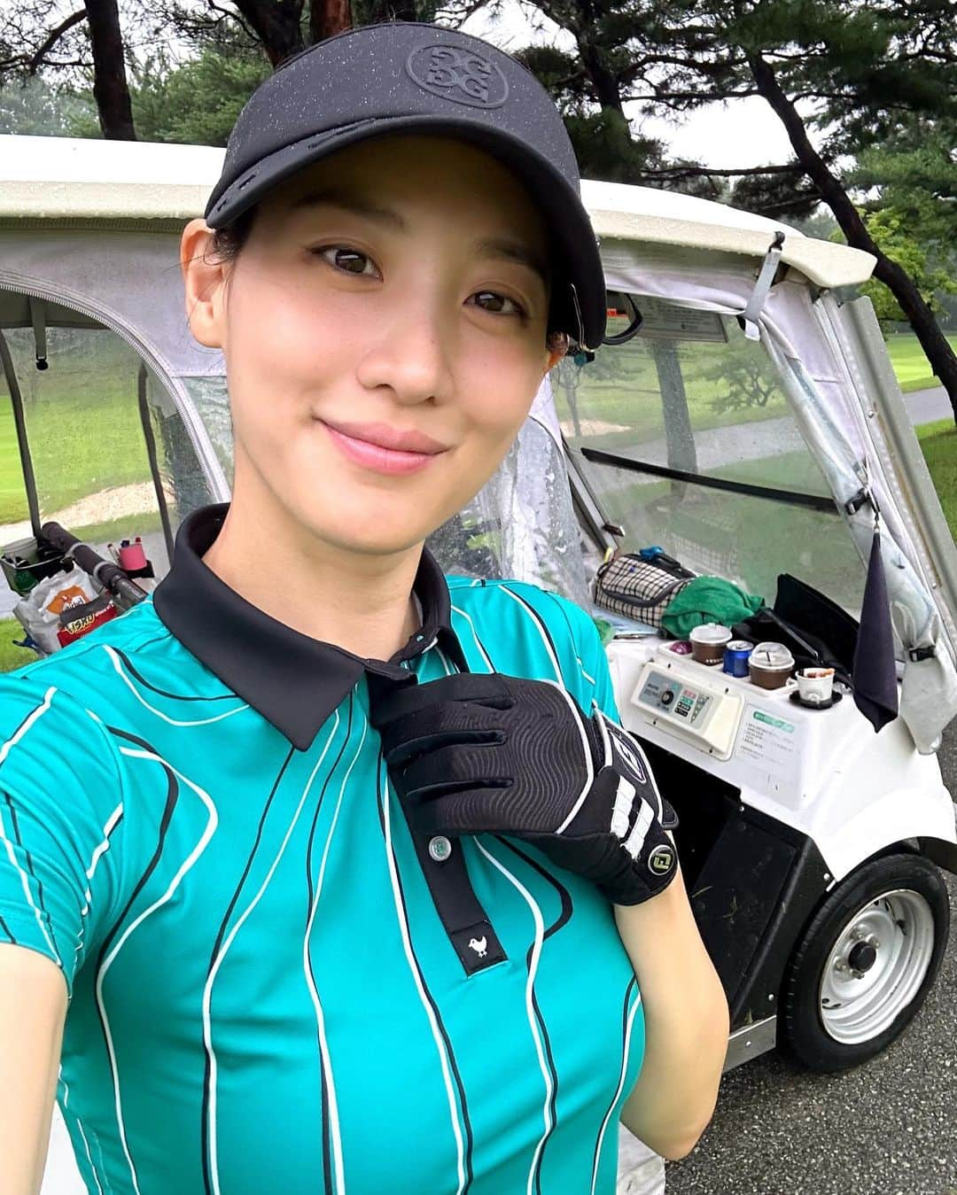 キム・スヒョンのインスタグラム：「don’t mind a little rain   #golf #happyplace」