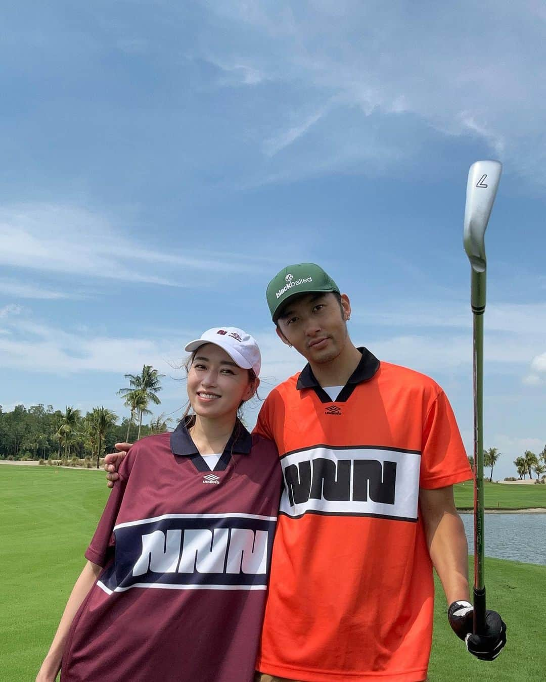 柴田翔平のインスタグラム：「日本へ帰る前に仁香とお揃いの　@nbb_weekend を着て⛳️ これからシンガポールに寄って🇯🇵へ帰りまーす。」