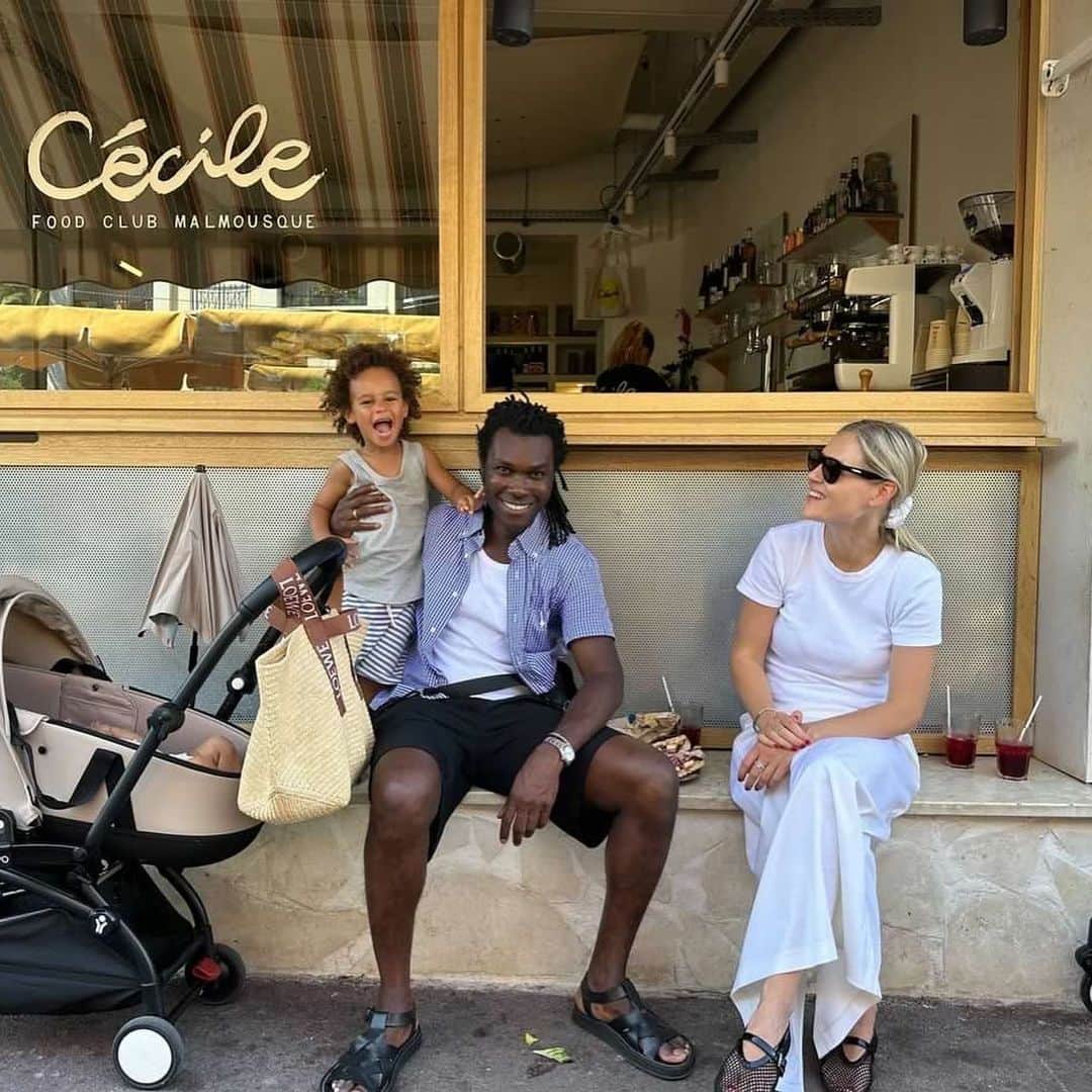 Linda Tolのインスタグラム：「Family of 4  Thank you @erinwasson for the capture」