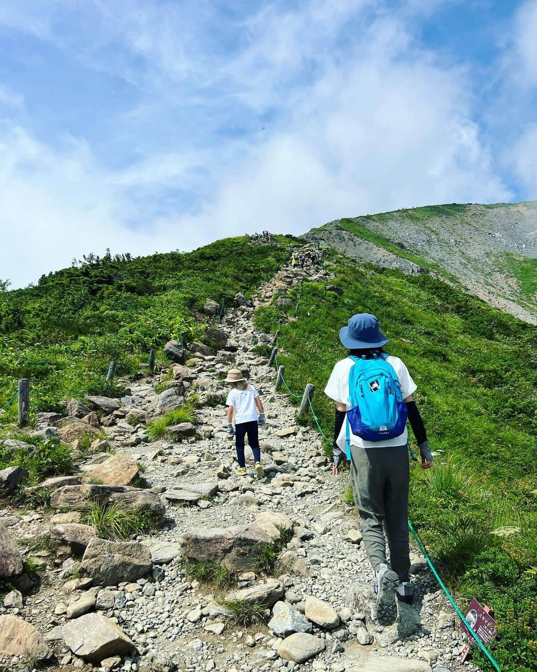 釈由美子のインスタグラム：「今年の夏は私が体調的に自信がなかったので🫣 ガッツリ山登りはお預けで  白馬の八方池トレッキングコースを ゆるゆる、のんびり歩きました⛰️😌  昨年、富士山を登頂した息子にとっては だいぶ物足りなかったようで  「唐松岳まで登りたい〜😫」とゴネましたが  綺麗な八方池に癒されて 引き返しました🥲  頂上を目指すことだけが山歩きの目的ではない。  都会とは別世界の  涼しくて爽やかな空気を胸いっぱい吸って  普段見慣れない、高山植物の可憐なお花たちや 北アルプスの雄大な山々に圧倒されながら  親子でほっこり歩く山旅も ステキな思い出になりました🥰  #白馬 #八方尾根 #八方池 #グリーンシーズン」