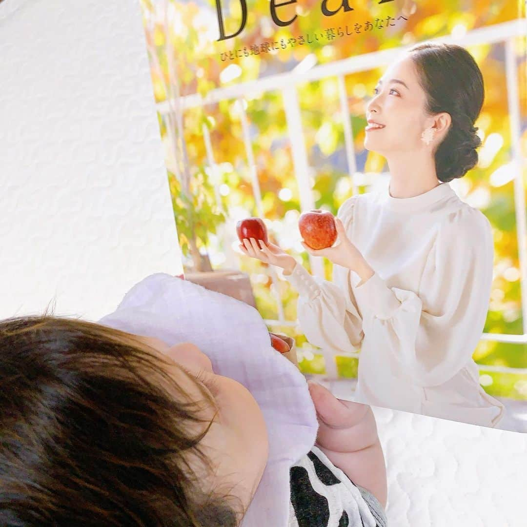 久保陽香さんのインスタグラム写真 - (久保陽香Instagram)「⁡ ⁡ ⁡ ドクターリセラさんの会報誌｢Recella Dear.｣ 2023年vol.26の表紙をさせていただきました。 ⁡ ⁡ この撮影の時もお腹の中に娘がいました。 (娘に見せたらお口に入れようとしてました😀) ⁡ ⁡ 引き続き会報誌内でコラムも書かせていただいてます。 ⁡ いつもその時に書きたいと思ったことを 自由に書かせてもらえて嬉しいです。 今の自分を残せてる気がして。 ⁡ 機会がありましたら是非読んでみてください♡ ⁡ ⁡ ⁡ #drrecella  #ドクターリセラ  #会報誌  #コラム」8月23日 15時52分 - kubo_haru