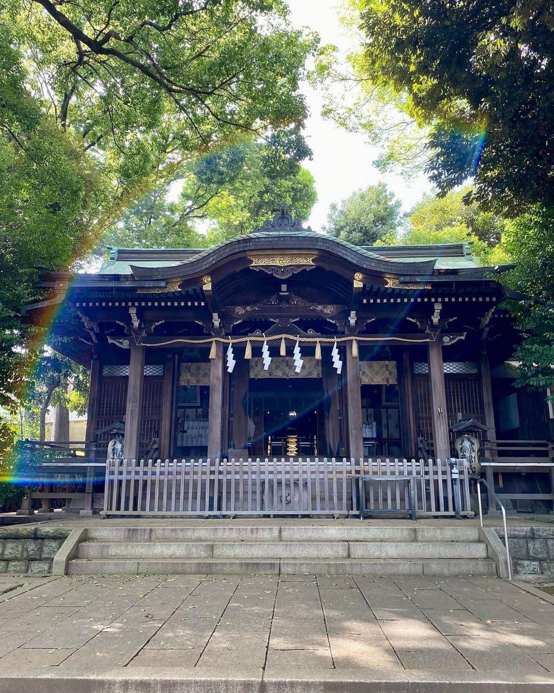 佐伯紅緒のインスタグラム：「中目黒八幡神社。  いい神社あるあるの虹🌈  ご神水もいただきました。  #神社 #パワースポット #中目黒八幡神社 #お水取り」