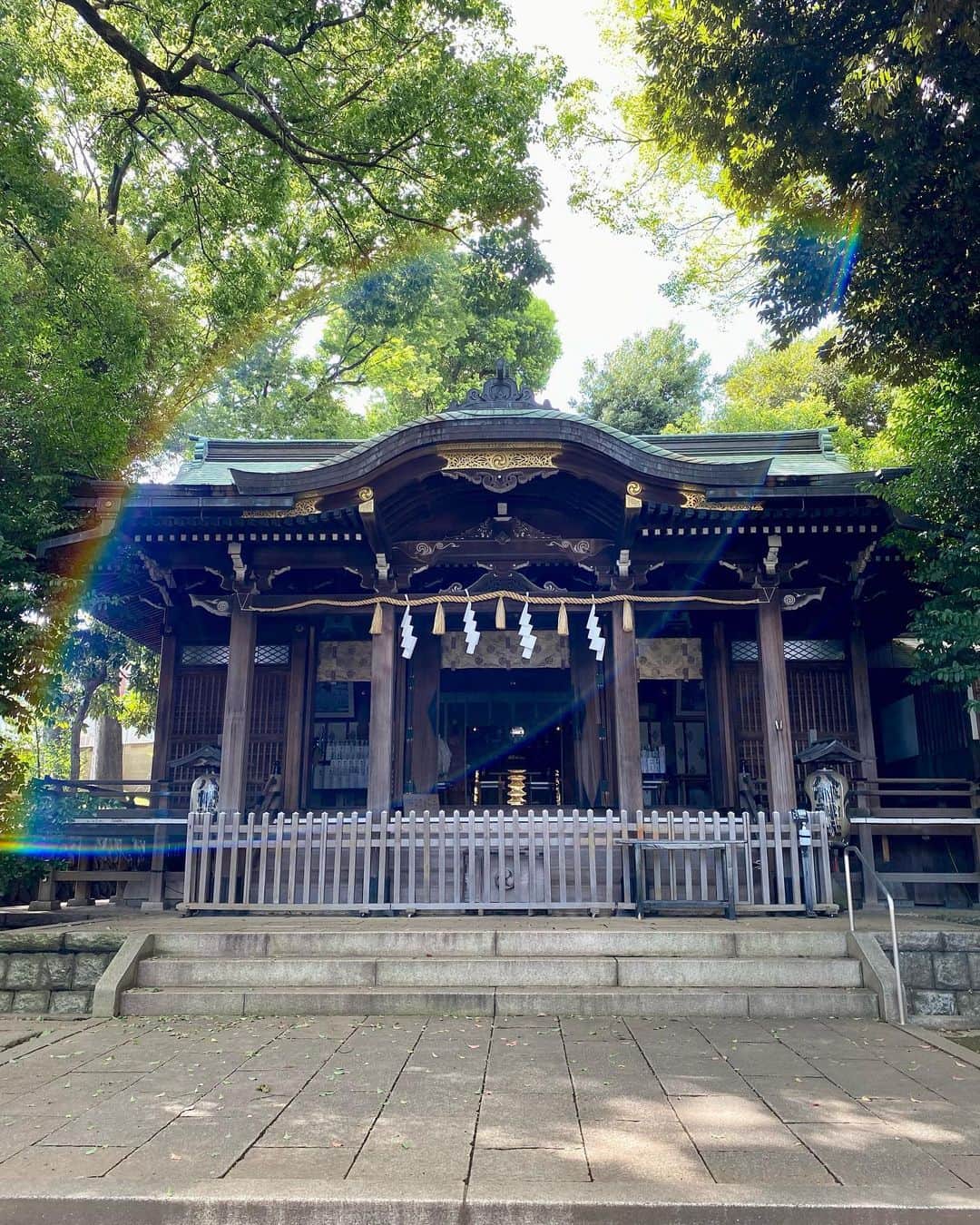 のインスタグラム：「中目黒八幡神社。  いい神社あるあるの虹🌈  ご神水もいただきました。  #神社 #パワースポット #中目黒八幡神社 #お水取り」