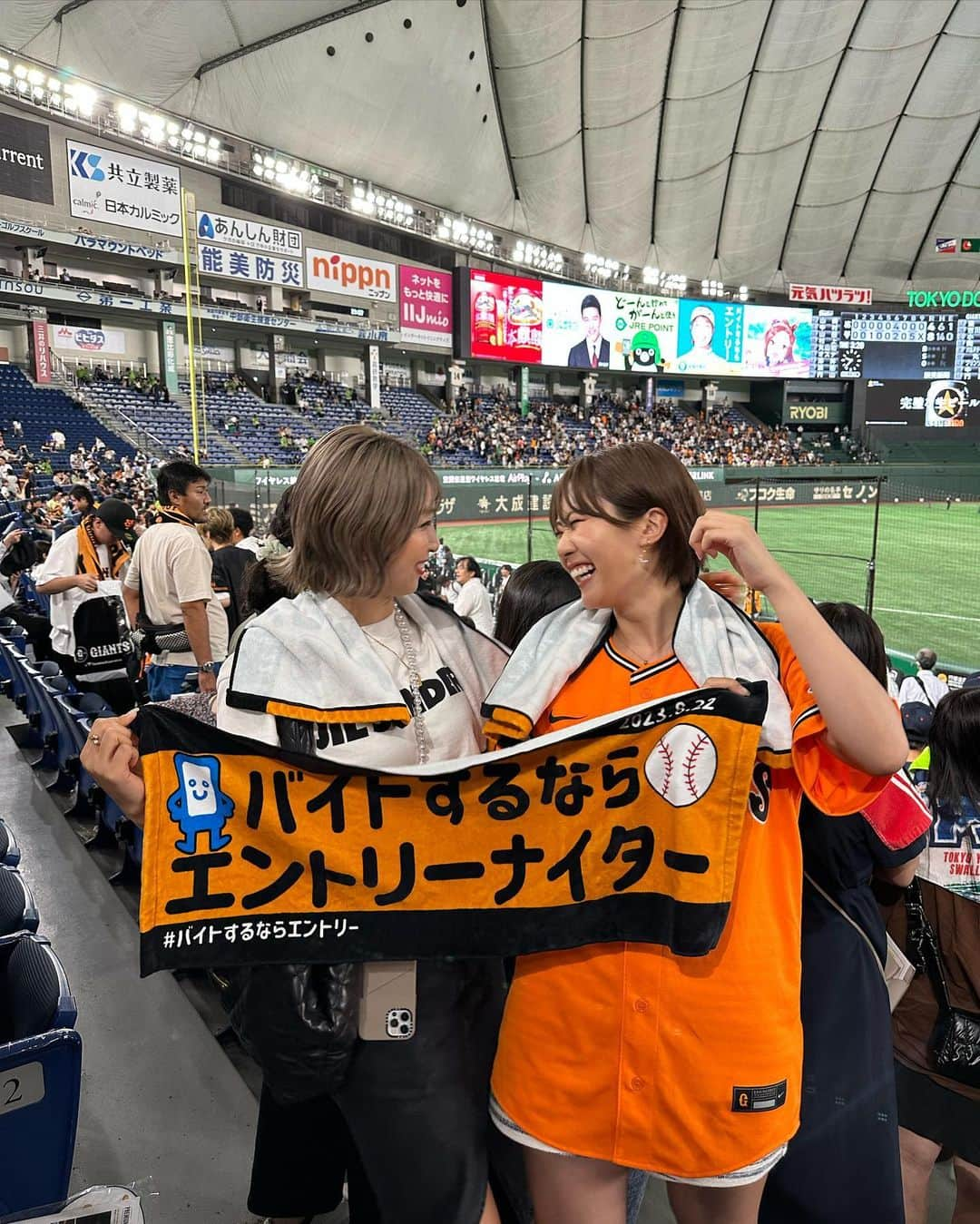 藤澤響花さんのインスタグラム写真 - (藤澤響花Instagram)「今年一興奮した夜🏟️💥💥 バイトするならエントリーナイターに相応しい熱い試合でした🔥 何度も来ている東京ドームで自分の顔が大きな広告になる日が来るなんて…😢  たくさんの方に会場でお声がけ頂いたのも嬉しかったです☺️💓  同じくエンバサダーのみなみちゃんとお隣席で観戦してきました🧡かわいい🤤  #バイトするならエントリー #エントリー #バイトするならエントリーナイター #スマッちょ君  #読売ジャイアンツ  #ジャイアンツ #熱い巨党  #巨人 #giants  #ジャビット #東京ドーム #tokyodome #野球 #野球観戦  #野球女子  #プロ野球  #東京 #baseball #ɪɴsᴛᴀɢᴏᴏᴅ #japanphotography  #japanesegirl#fff」8月23日 15時57分 - kyoka_fujisawa