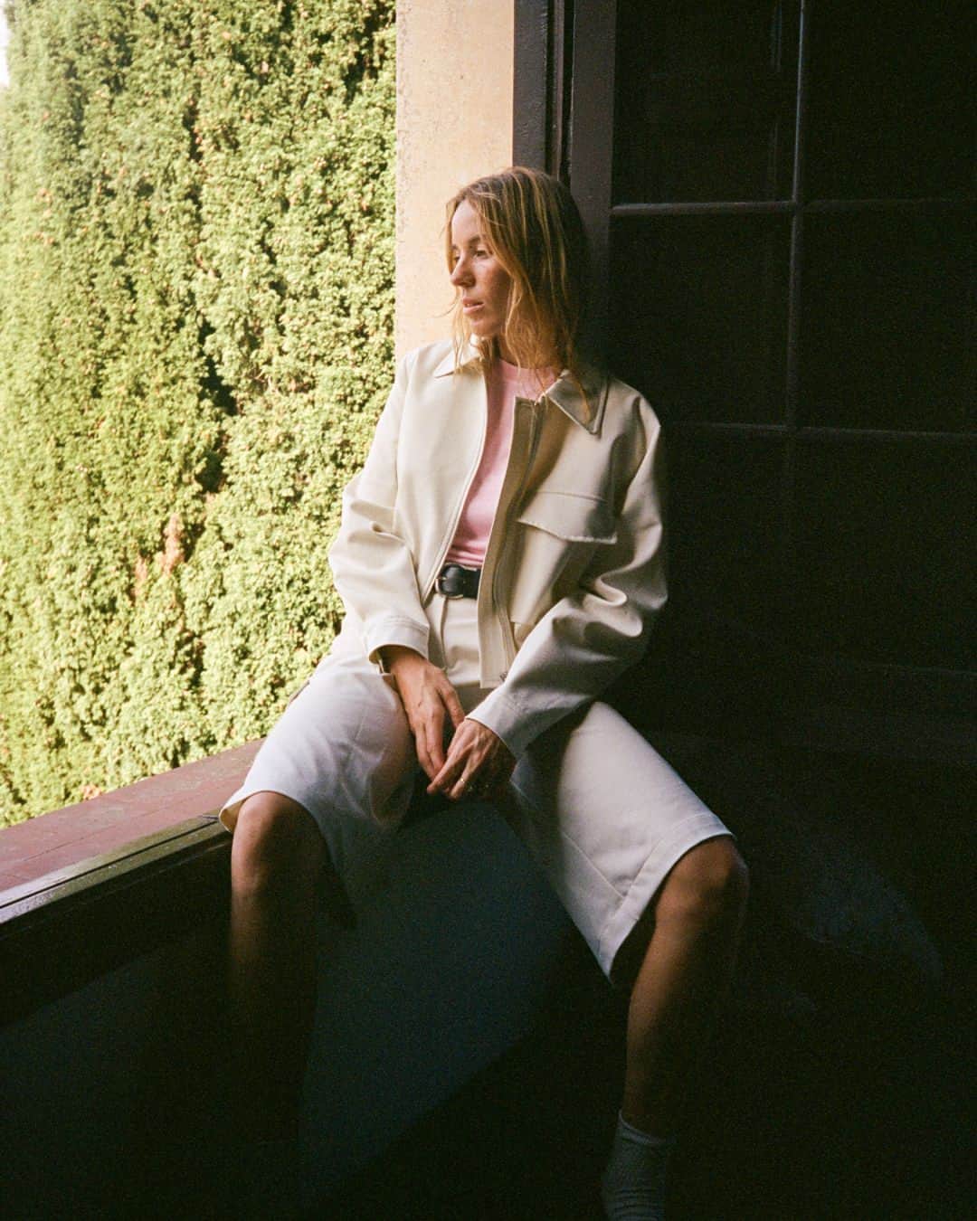 MANGOのインスタグラム：「Solve the post-holiday blues by imagining the cool outfits you'll be wearing in the new season. The jacket of @frecklesnur is already one of our favourites! ⁣ Jacket: 57084434 ⁣ Sweater: 57013806 ⁣ Shorts: 57064434 ⁣ #MangoGirls」
