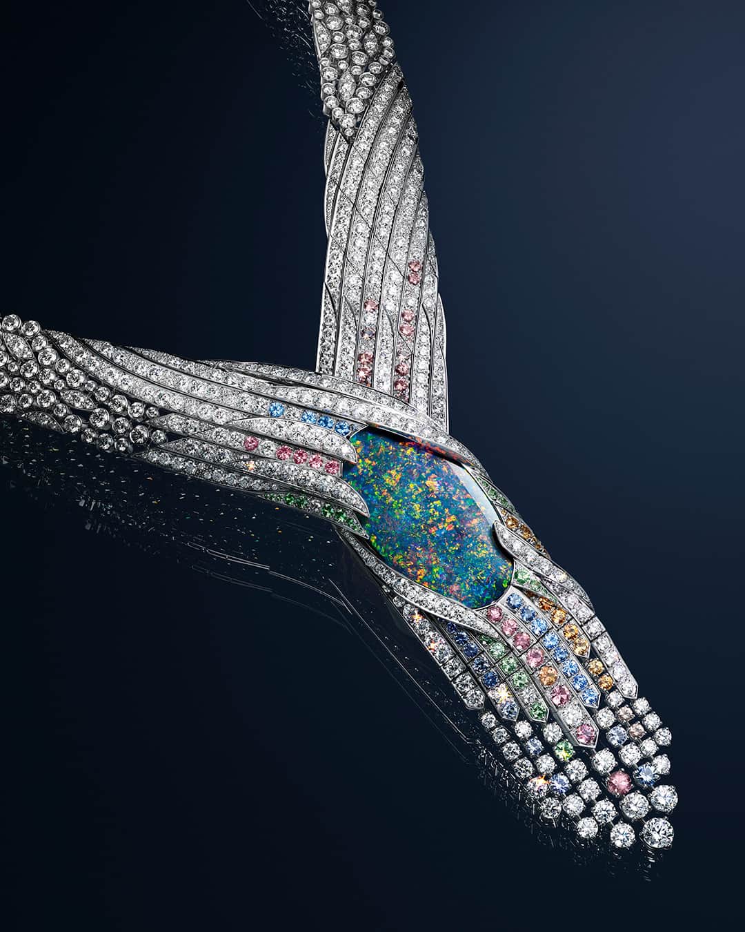 Chaumetさんのインスタグラム写真 - (ChaumetInstagram)「Crafted as a heartfelt tribute to the Maison's deep-rooted attachment to nature, this fully articulated masterpiece shimmers with an exceptional 50.61-carat black Australian opal. Each vein of this High Jewellery necklace is individually modelled before being set stone by stone down to the nearest millimetre. Echoing the mesmerising iridescences of the centerstone, sapphires combine in subtly dégradé shades.⁣ #Chaumet #LeJardindeChaumet #ChaumetHighJewellery」8月23日 16時00分 - chaumetofficial