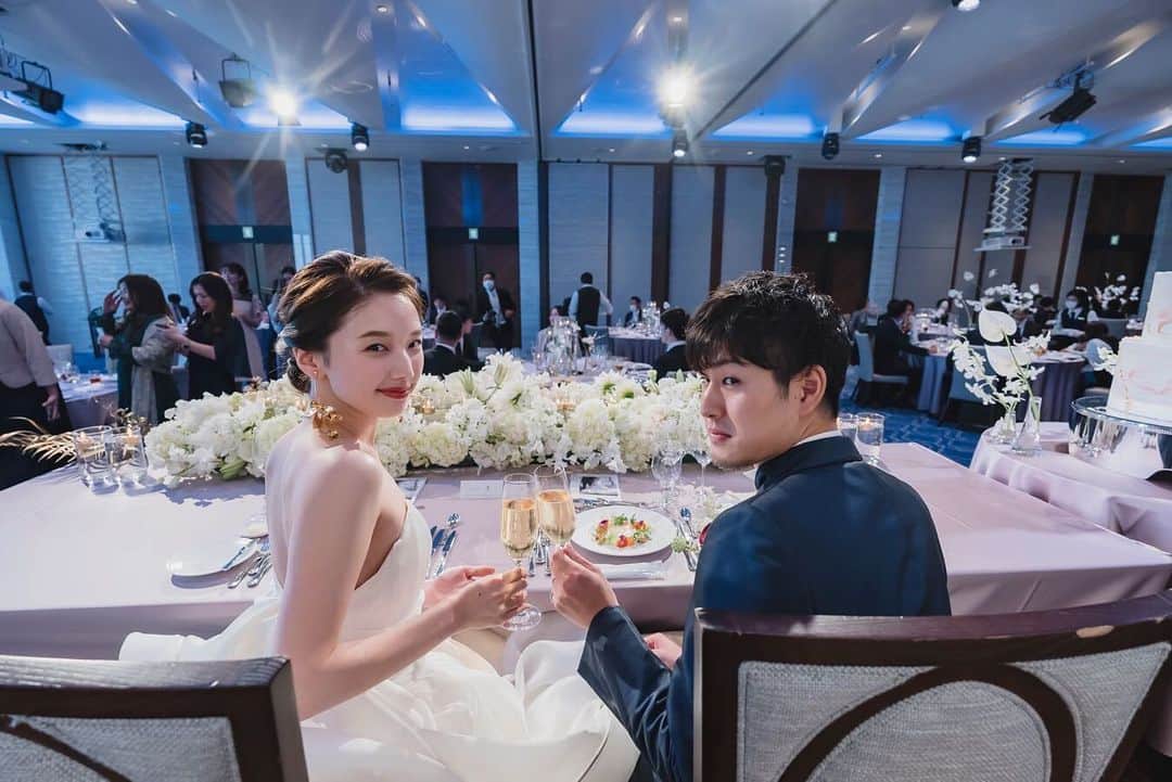 プレ花嫁の結婚式準備サイト farny 【ファーニー】のインスタグラム：「@farny_weddingをフォローして #プラコレ #美花嫁図鑑 を付けて投稿してください⡱ . ‥‥‥‥‥‥‥‥‥‥‥‥‥‥ Today's wedding photo from... @1119____r さん⚐* . 当日フォトで絶対に押さえたい！ 乾杯ショットのご紹介🥂✨  振り向きでの乾杯ショットは お二人の楽しげな雰囲気が伝わる 絶対に撮りたいショットですよね📸  ぜひ参考にしてみてくださいね✨ . ‥‥‥‥‥‥‥‥‥‥‥‥‥‥ . \\花嫁ライター募集中// @farny_wedding のDMに ”farny花嫁ライター希望”とお送りください✈︎✉︎ . \\花嫁アプリ // プロのアドバイザーに結婚式の相談を何度でも ウェディングドレスの記事や、 自分のウェディングレポを残せちゃう♡” . >>>TOPのURLからcheck ⋈ @placole_dressy >>>結婚のご相談は プラコレウェディングアドバイザーへ♡ @wedding_adviser >>>ウェディングレポを残したいなら、 farny by プラコレをcheck ✎ @farny_wedding >>>ウェディングアイデア＆DIYは ドレシーアイデアcheck ❁ @dressy_idea >>>素敵なドレスに出会いたい花嫁さま♡ @dressyonline_をcheck >>>お洒落で可愛いパパママ婚やフォトは @dressy.baby をcheck ∴ >>>鎌倉にOPEN”お花とドレスと紅茶のカフェ” @dressyroom_teaをcheck𓌉𓇋 . ‥‥‥‥‥‥‥‥‥‥‥‥‥‥  #一度きりの人生一度は魔法にかけられて #結婚準備 #結婚式 #結婚式場 #当日レポ #撮影指示書 #weddingtbt #weddingdress #ウェディングドレス #ウェディングフォト #ブライダルフェア #farnyレポ #美花嫁図鑑 #mydress #大人可愛い #花嫁コーデ #花嫁コーディネート　#乾杯ショット #撮影構図 #当日フォト」