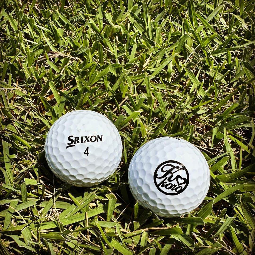 三枝こころのインスタグラム：「試合に向けてオウンネームボール⛳️ 新しいデザインで心機一転。 ゴルフをすればするほど、1つ1つにこだわりが出てきます。 ボールは長年SRIXON Z-STAR😍 自分のマークがあるとなんか無くしたくない気持ちが増すのは私だけでしょうか？ #ママゴルフ #ゴルフ女子 #オウンネームボール  #ダンロップ #srixonzstar #スリクソン #無くしたくない #オリジナル #golf」