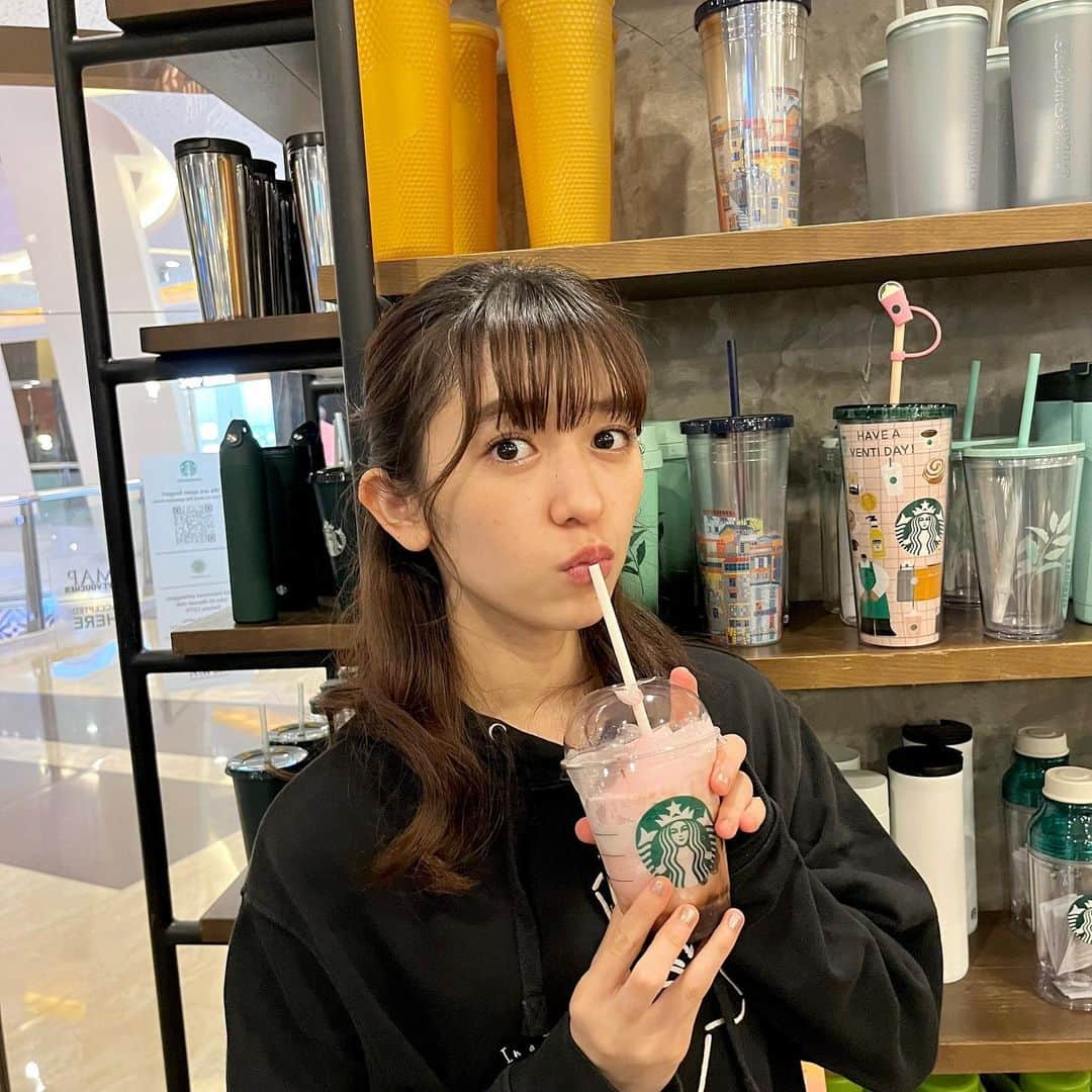 小泉遥香さんのインスタグラム写真 - (小泉遥香Instagram)「￤𝓼𝓽𝓪𝓻𝓫𝓾𝓬𝓴𝓼…🇮🇩☕️✨  #インドネシア で飲んだ スタバ☕️✨  #BLACKPINK さんとのコラボ商品！日本にはなくて、飲んでみたかったから飲めて嬉しかった～❤️ 店内もBLACKPINKさんの音楽で溢れてて最高だった🎶🎧🩷´‐  アポロみたいで美味しかったよ～  また季節感がバグってる写真です😂😂😂  #インドネシア #Indonesia #スタバ #Starbucks #BLACKPINK さん #コラボ #BLACKPINKフラペチーノ  #アイドル #おはる #idol #超とき宣 #ジャカルタ #jakarta #蚊対策」8月23日 16時05分 - haruka_koizumi_official