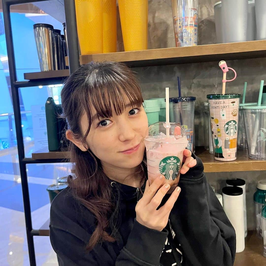 小泉遥香さんのインスタグラム写真 - (小泉遥香Instagram)「￤𝓼𝓽𝓪𝓻𝓫𝓾𝓬𝓴𝓼…🇮🇩☕️✨  #インドネシア で飲んだ スタバ☕️✨  #BLACKPINK さんとのコラボ商品！日本にはなくて、飲んでみたかったから飲めて嬉しかった～❤️ 店内もBLACKPINKさんの音楽で溢れてて最高だった🎶🎧🩷´‐  アポロみたいで美味しかったよ～  また季節感がバグってる写真です😂😂😂  #インドネシア #Indonesia #スタバ #Starbucks #BLACKPINK さん #コラボ #BLACKPINKフラペチーノ  #アイドル #おはる #idol #超とき宣 #ジャカルタ #jakarta #蚊対策」8月23日 16時05分 - haruka_koizumi_official