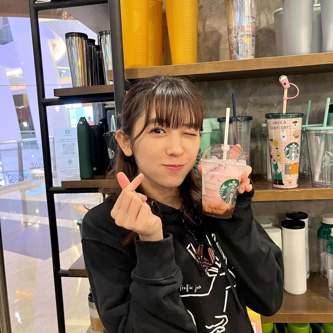 小泉遥香さんのインスタグラム写真 - (小泉遥香Instagram)「￤𝓼𝓽𝓪𝓻𝓫𝓾𝓬𝓴𝓼…🇮🇩☕️✨  #インドネシア で飲んだ スタバ☕️✨  #BLACKPINK さんとのコラボ商品！日本にはなくて、飲んでみたかったから飲めて嬉しかった～❤️ 店内もBLACKPINKさんの音楽で溢れてて最高だった🎶🎧🩷´‐  アポロみたいで美味しかったよ～  また季節感がバグってる写真です😂😂😂  #インドネシア #Indonesia #スタバ #Starbucks #BLACKPINK さん #コラボ #BLACKPINKフラペチーノ  #アイドル #おはる #idol #超とき宣 #ジャカルタ #jakarta #蚊対策」8月23日 16時05分 - haruka_koizumi_official