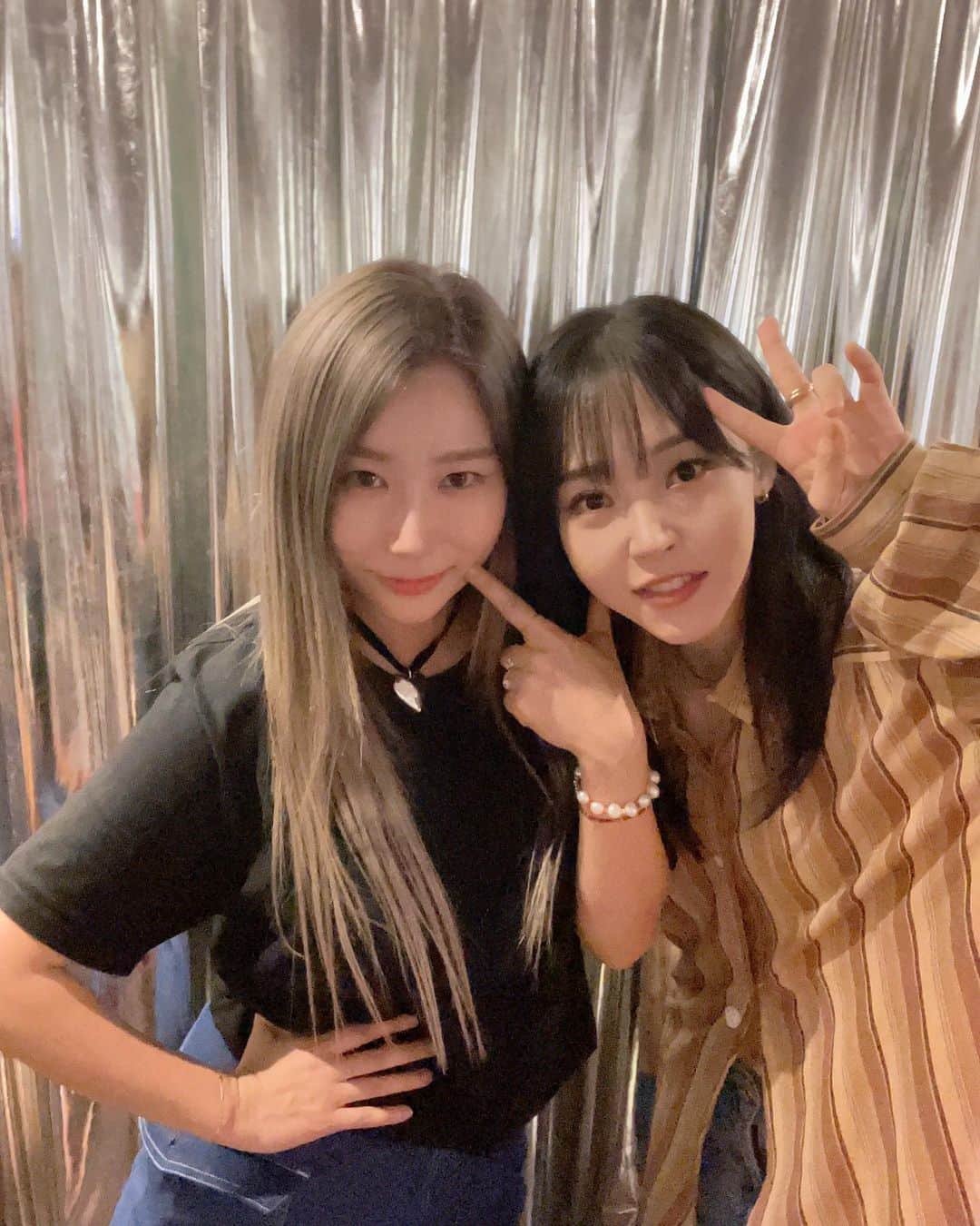 ジェアのインスタグラム：「GREEDYY 자매 ~^^ @mo_onbyul  선물도 넘  센스센스 🖤」