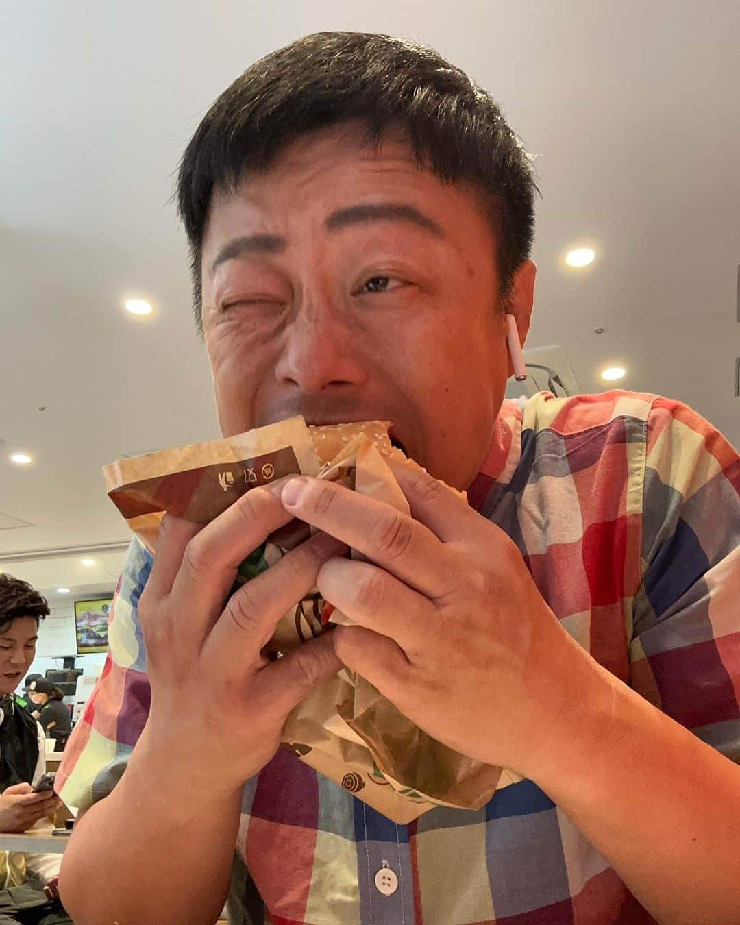 やのぱん（矢野ひろし）のインスタグラム：「バーキン！ そう、バーガーキング*\(^o^)/*  Jr.じゃない、ワッパーを食べてみました！ やっぱり大きいなぁ！ でも、美味しいからペロリと行ける！！  トマト玉ねぎ、フレッシュで パティは香ばしくお肉感たっぷり バンズはほのかに甘く焼き目の香りも良し！ はい、とっても気持ちいいんです♪  #バーガーキング　#ランチ　#かぶりつき #やのぱん　#ワッパー　#意外にポテト美味しい」