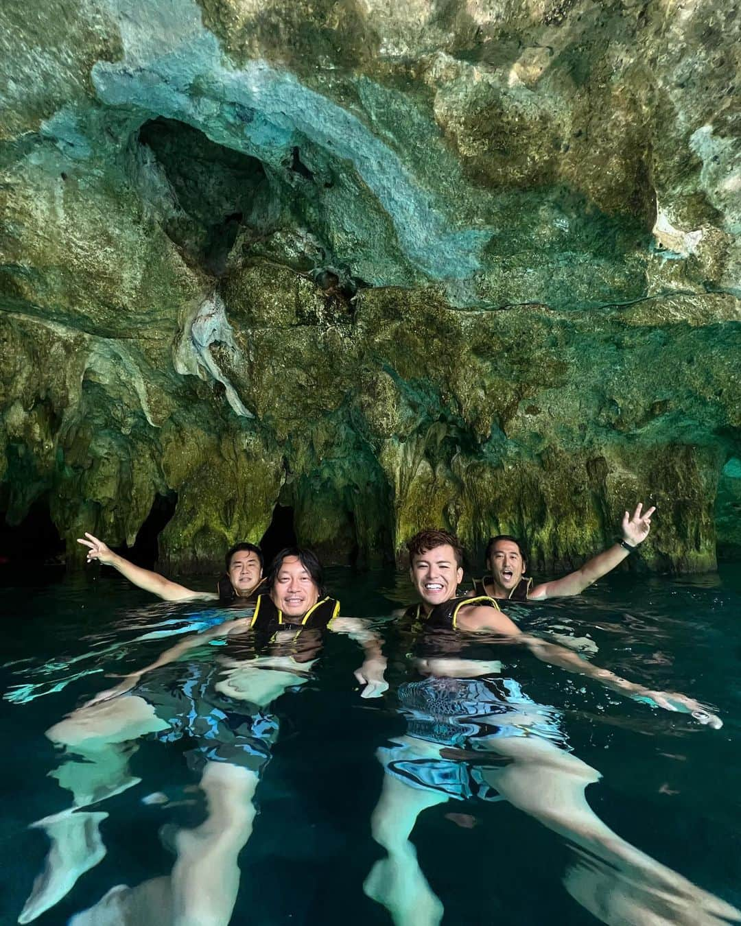 Cody Higaさんのインスタグラム写真 - (Cody HigaInstagram)「Mexico! Tulum!🇲🇽  初のメキシコに弾丸で参加した2泊3日の旅！  世界遺産のマヤ遺跡や、セノーテなど、たくさんのトゥルムを満喫できて、最高でした。。。  8枚目の海亀は初めて見れて感動。想像以上の迫力で甲羅が全てを語ってくれました🐢  そして、余談ですが先日（たぶん）人生で初めて携帯を無くして、思い出の写真がすべて消えたと思っていたら、iCloud様がすべての写真をバックアップしてくれてました。 iCloudにも感謝の気持ちでいっぱいです🙏 みんなも旅行中の大切な思い出を失わないように、気をつけてください🫡  今回、一緒に旅をお供した皆様、本当にありがとうございました！！！  #マジカルな旅　#メキシコ」8月23日 16時09分 - cody.1222