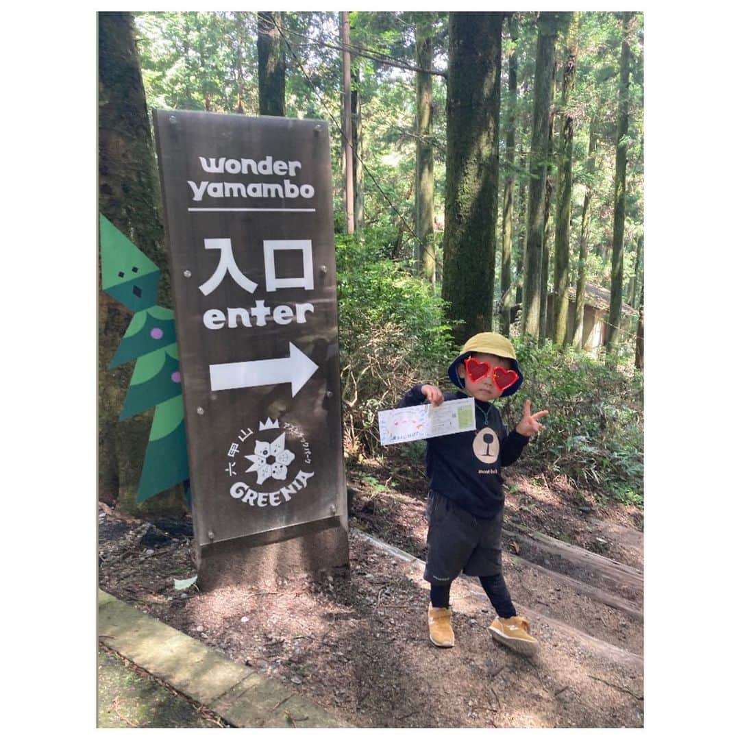 去来川奈央のインスタグラム：「. 六甲山頂で⛰️ 丸一日アスレチックに向き合い 真夏の大冒険🤸☀️  気づけば７時間、経過していた⏰  忍者修行のようなアスレチック🥷に 落ちるとドボン💦な SASUKEアスレチックも🤭💪  真夏の雪⛄気持ちよかった〜 雪玉でストラックアウトするのですが、4歳児がなぜかコントロールがよくて 「あれ？そんなことできるんや😳」 と感心しました⚾️  芝滑りやゴーカート🚗 トランポリンも楽しかった！ …ただ、全身の疲れが、  全く取れないYO!!  大人は どうしようもないほど 元気が有り余っている時だけ！？ 挑戦することをオススメします🔥笑  #greenia #六甲山アスレチック #六甲山アスレチックパークgreenia #六甲山 #兵庫おでかけ #アスレチックパーク #関西おでかけ #夏の思い出」